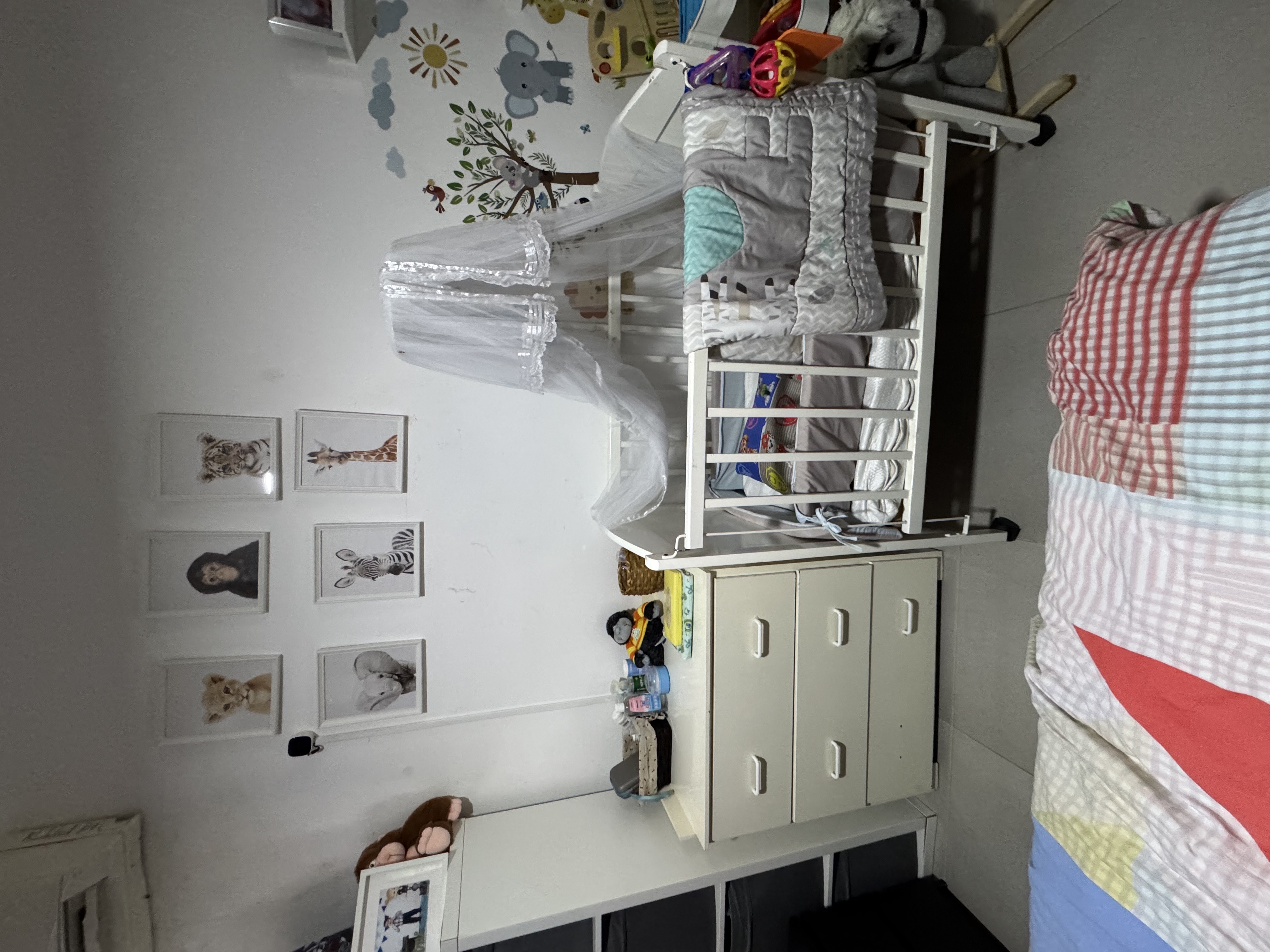 muebles - vendo cuna y cambiador qué también en gavetero  0