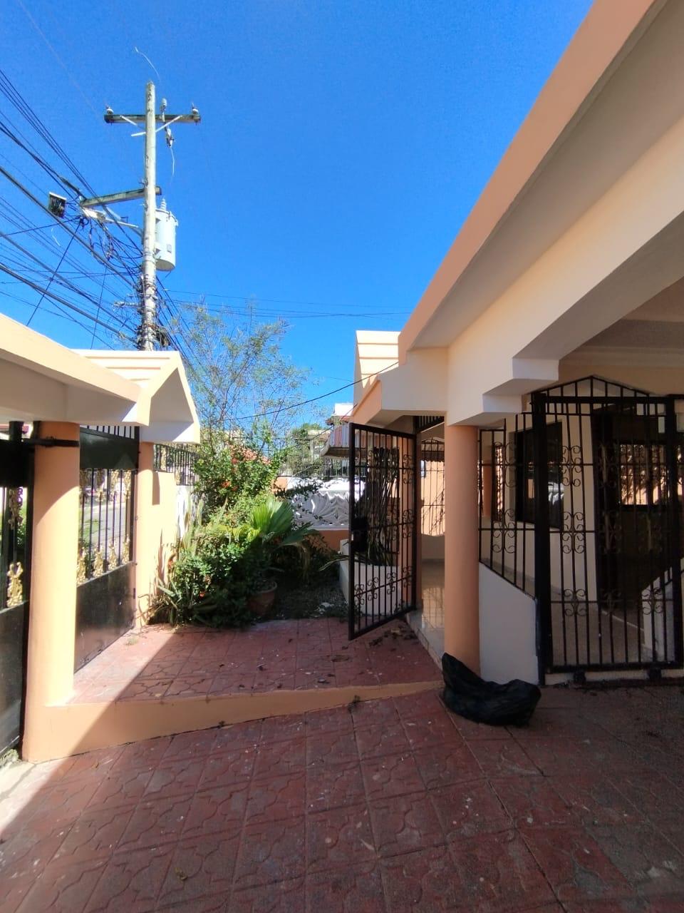 casas - Casa en venta o Alquiler en Sto.Dgo Este. Contactos en la 1ra foto y este medio. 2