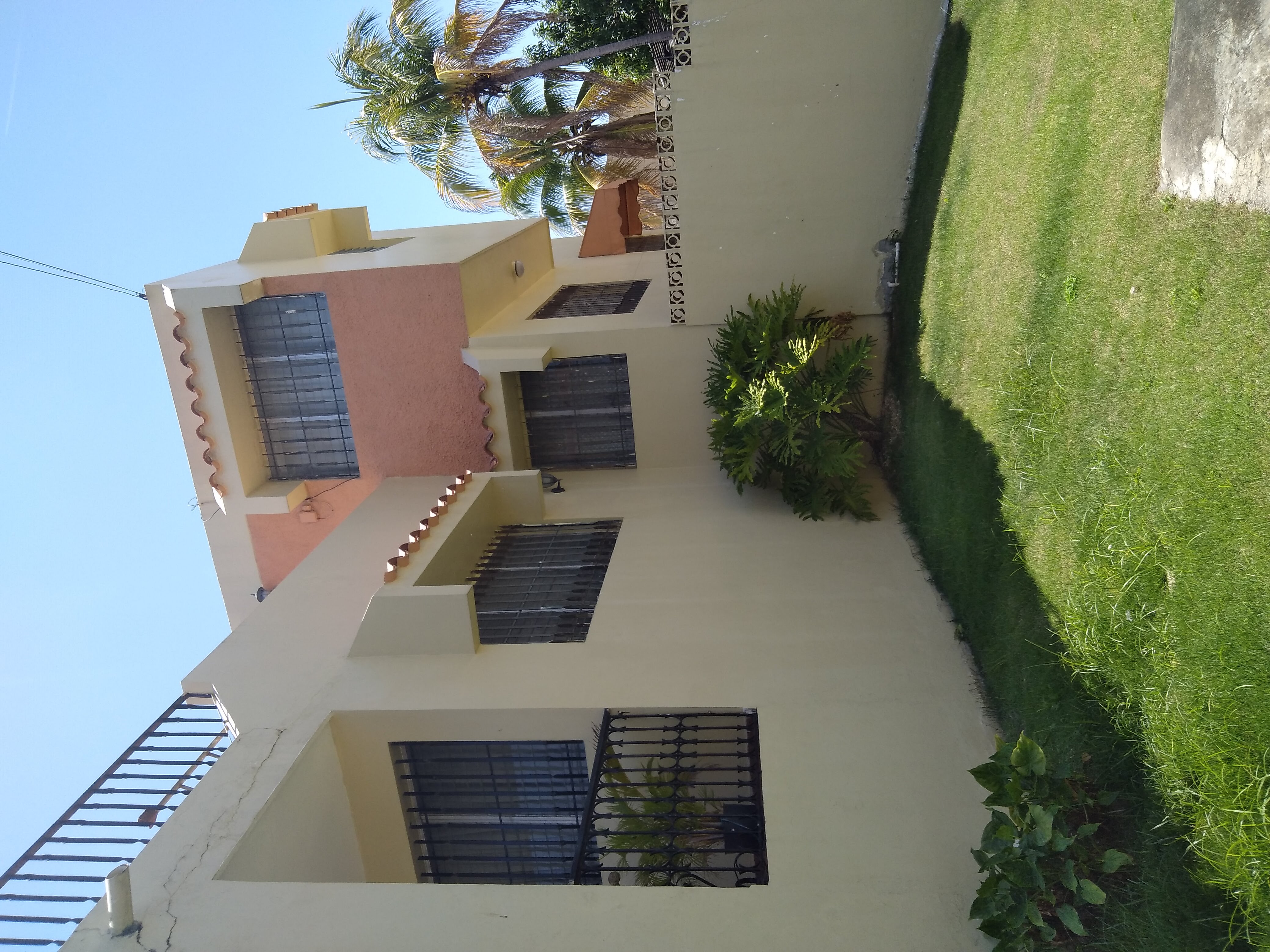 casas - Vendo casa de 2 niveles en urbanización Fernández  0