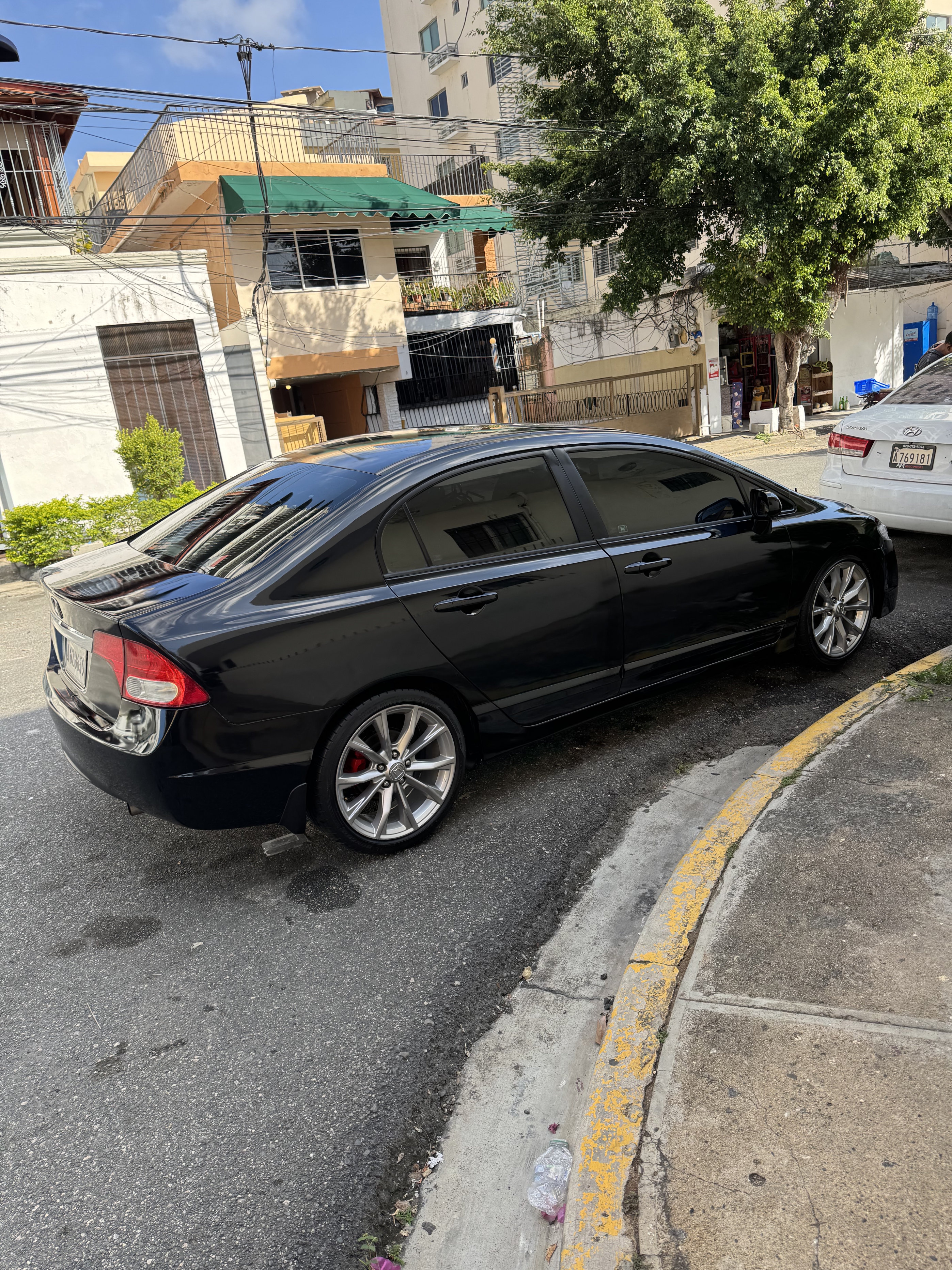 carros - Precio poco negociable. No dudes en contactarme para más detalles. 2