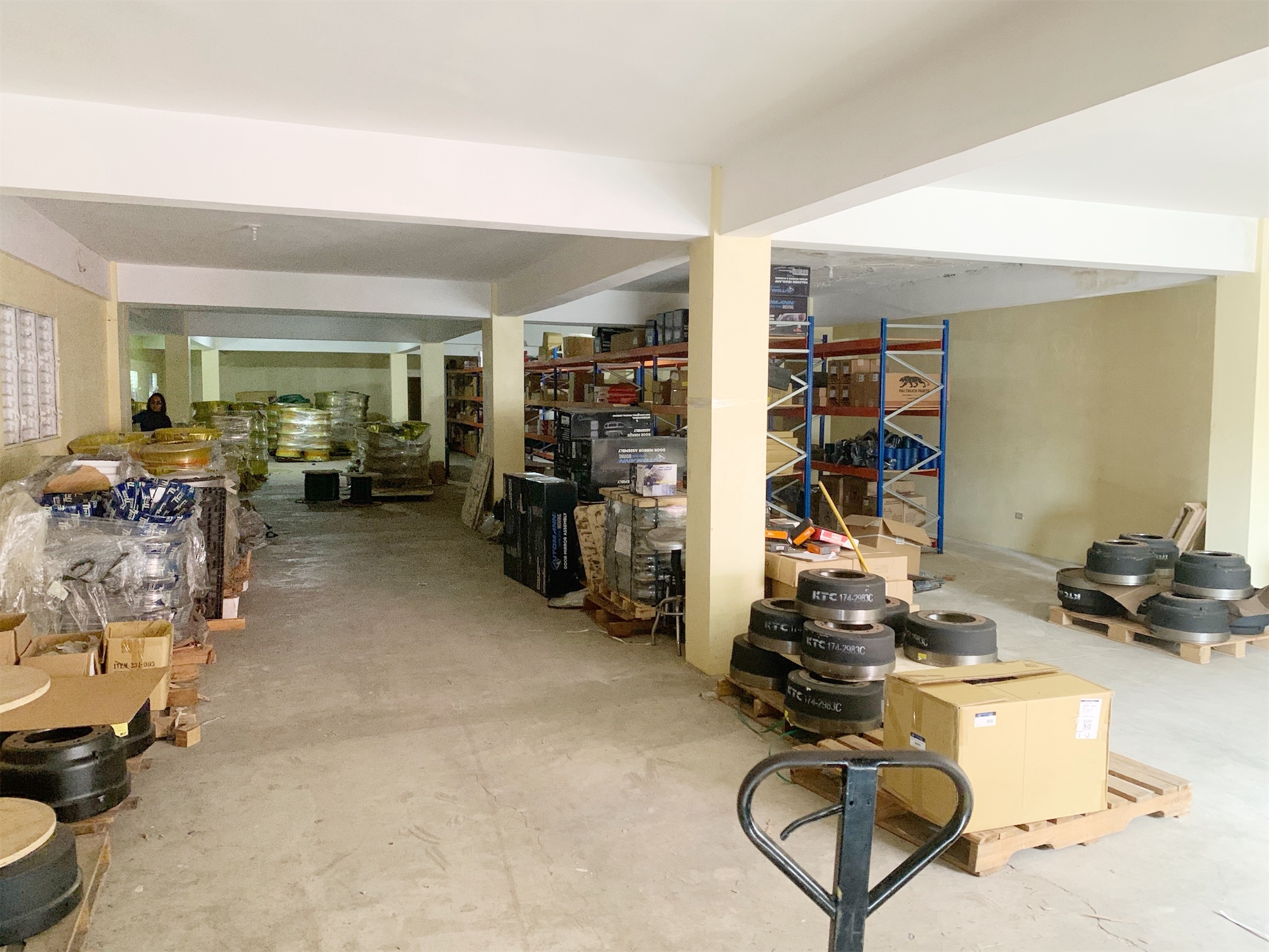 oficinas y locales comerciales - Local céntrico y amplio  7