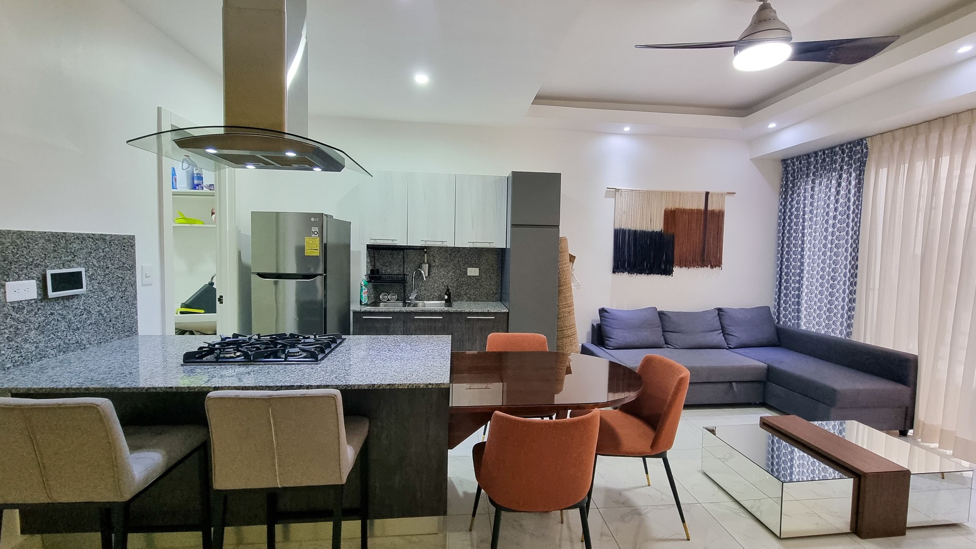 apartamentos - DISPONIBLE 
Evaristo Morales amueblado 1 habitacion 1.5 banos 1 parqueo