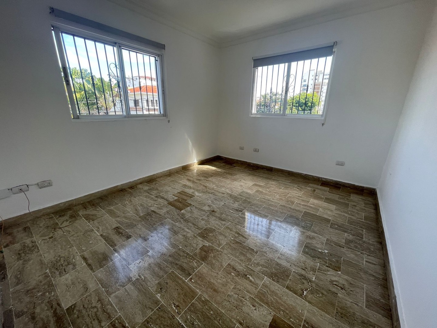 apartamentos - Alquilo apartamento clásico de 
113 mts2, piso 2: Arroyo Hondo
 6