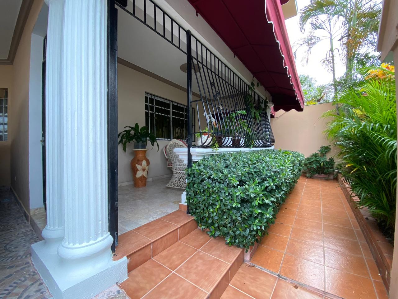 casas - Casa dos niveles con patio, Corales del Sur, Cerca de la Charles con las America 0