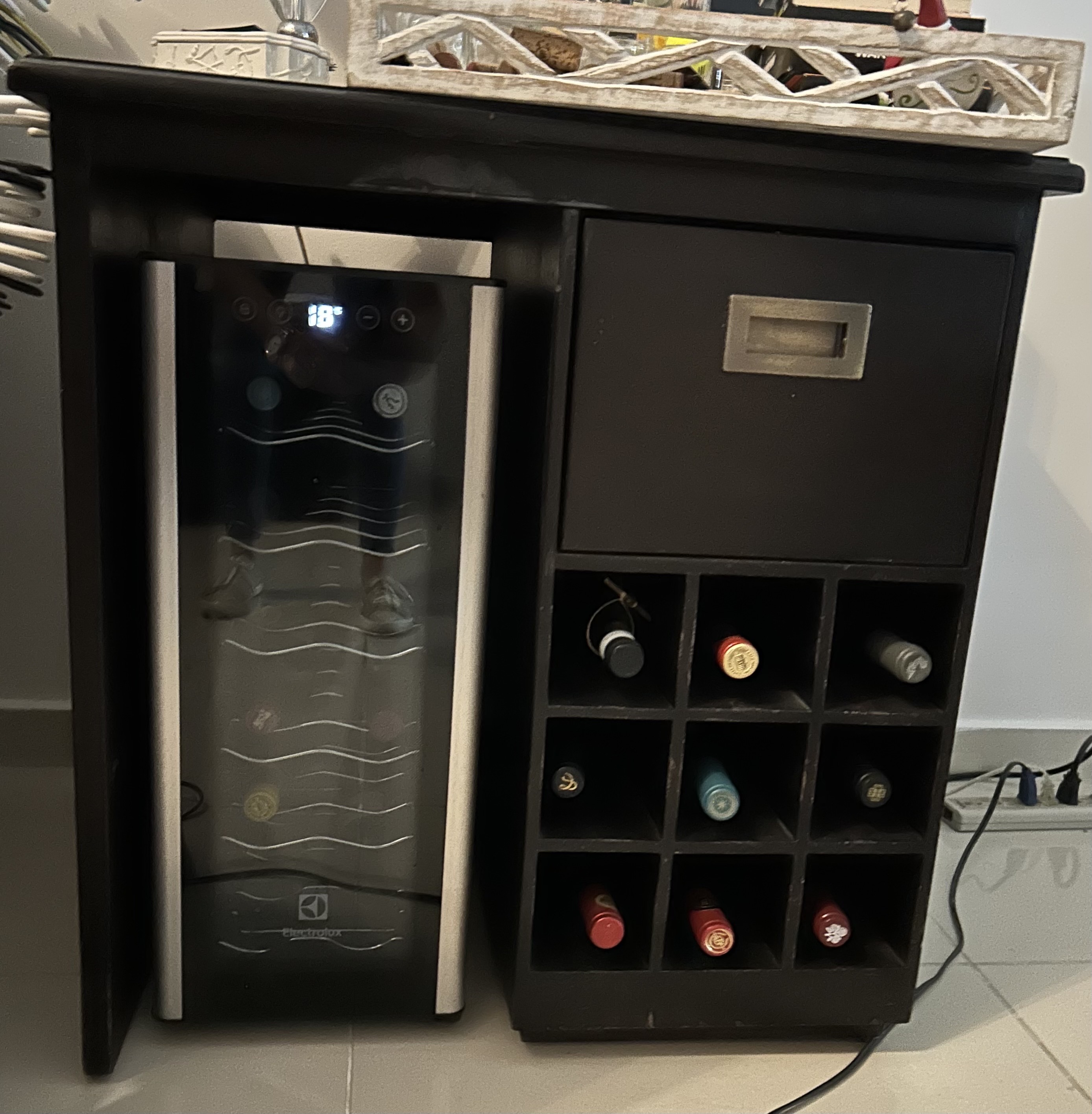 muebles y colchones - Mueble para vinos en caoba que caben 18 vinos