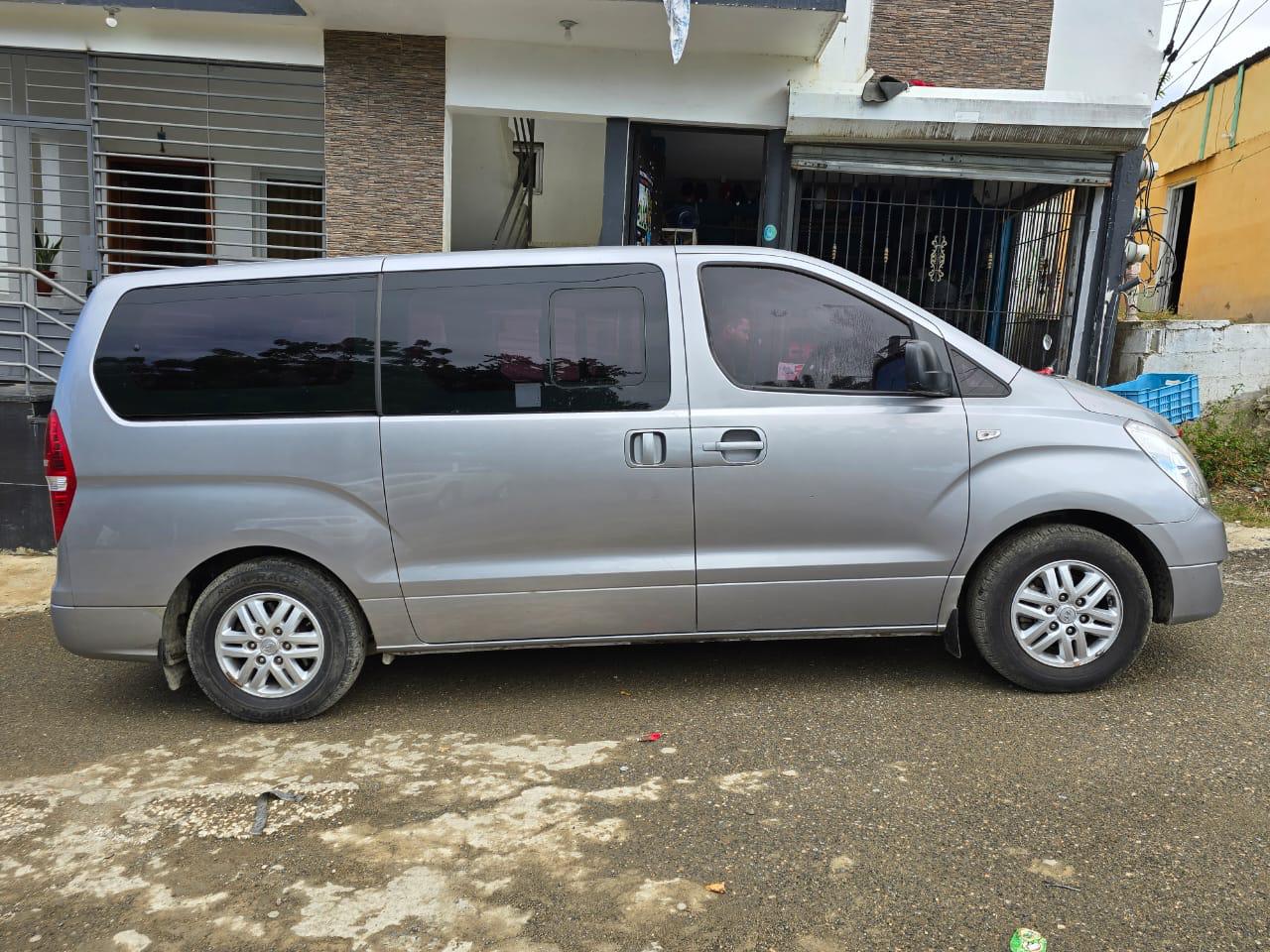 jeepetas y camionetas - HIUNDAY STAREX 8