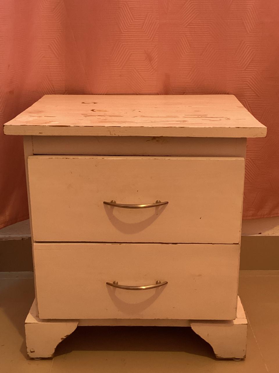 muebles y colchones - Mesita de noche blanca - De oportunidad!
