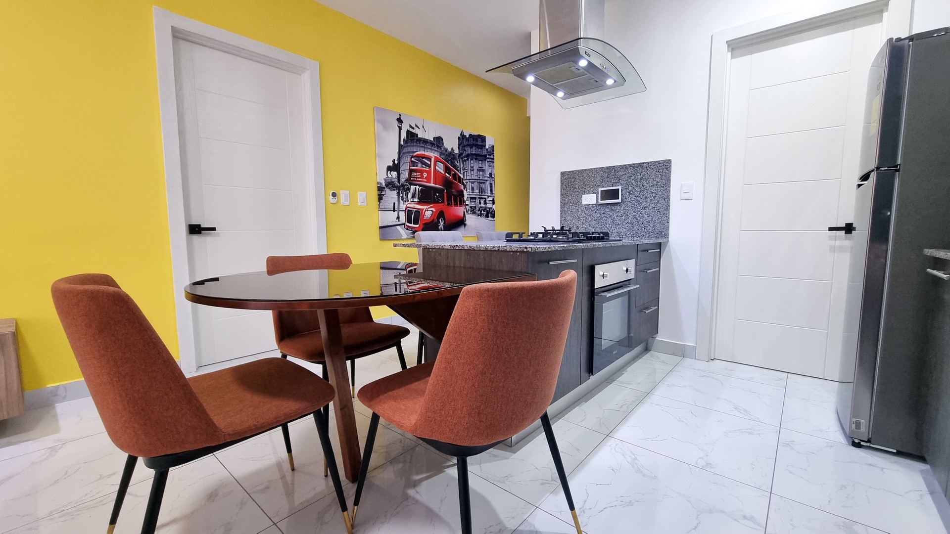 apartamentos - DISPONIBLE 
Evaristo Morales amueblado 1 habitacion 1.5 banos 1 parqueo 1
