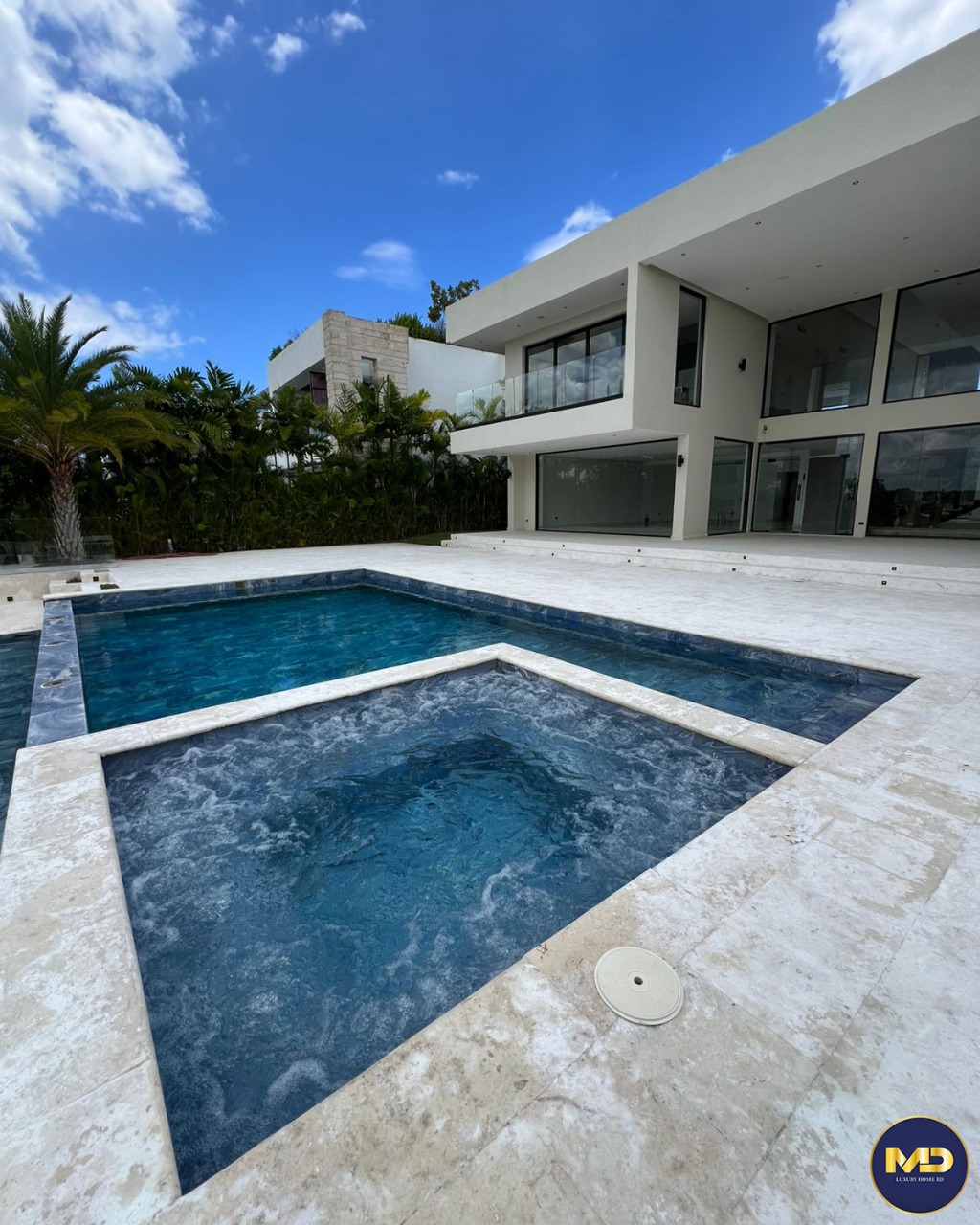 casas vacacionales y villas - Se Vende Villa, con Terraza, piscina y Jacuzzi ubicado en La Romana 9