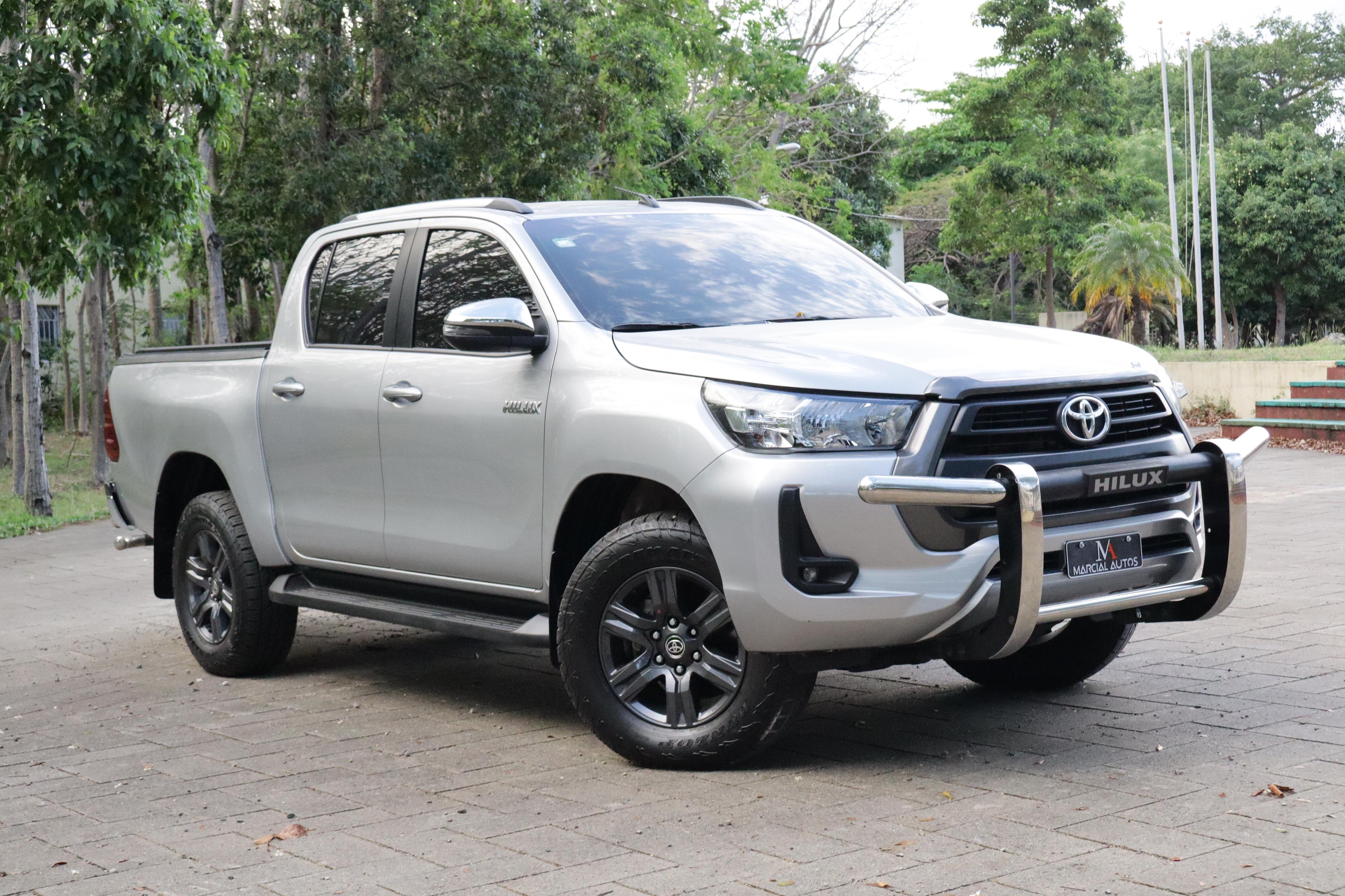 jeepetas y camionetas - Montate en super toyota Hailux 2022 todo terreno 4x4 clean carfax 