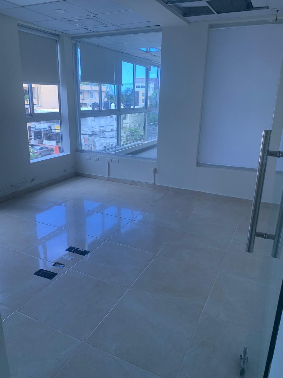 oficinas y locales comerciales - Alquiler amplio local 3er nivel plaza, Gazcue 3