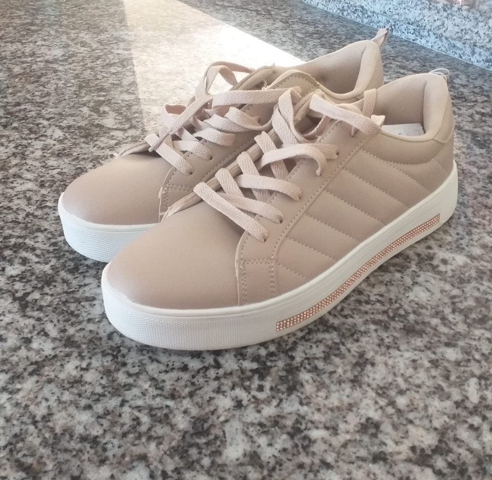 zapatos para mujer - Tenis Beige casual, Estilo y comodidad. 