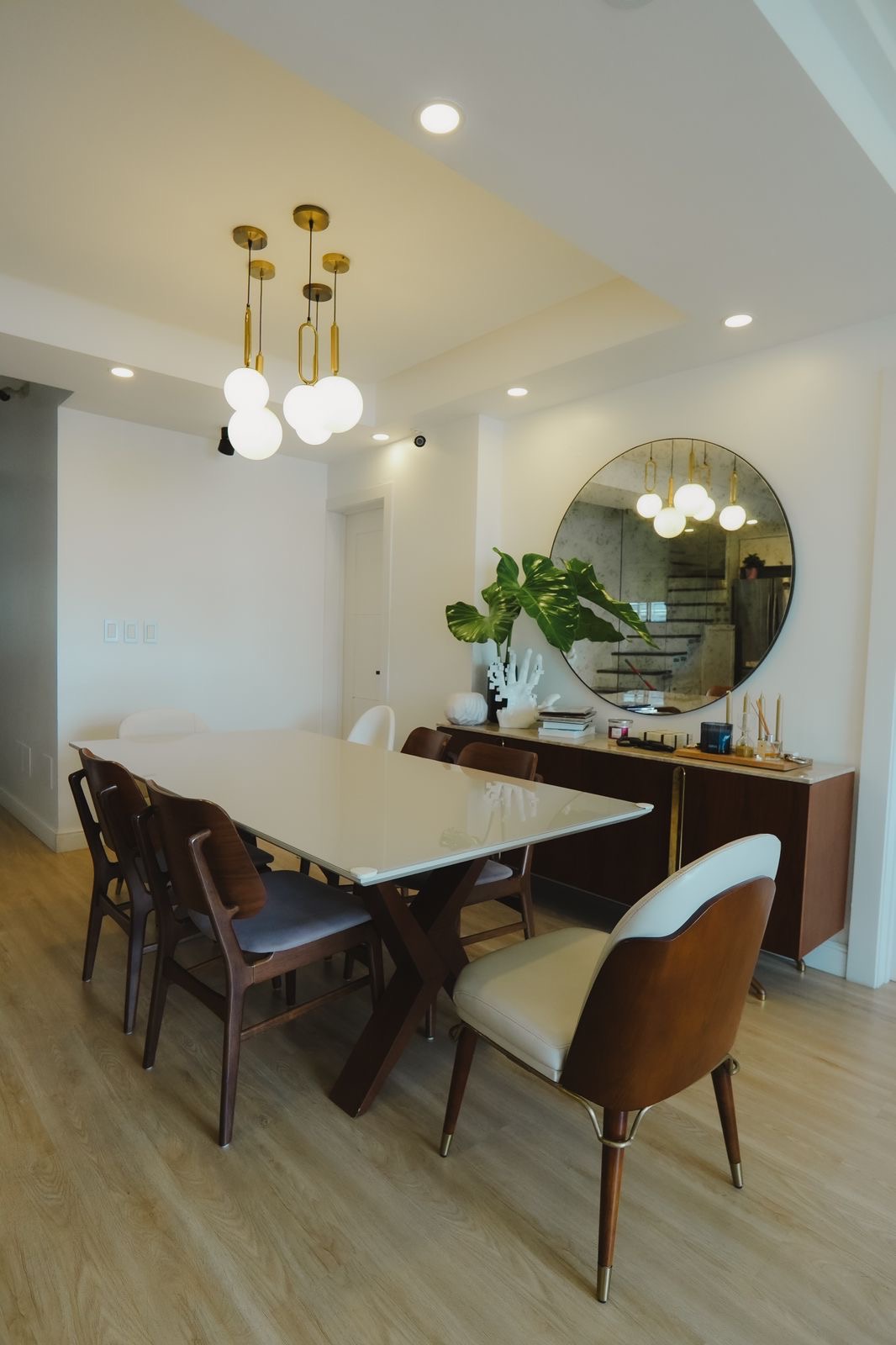 muebles y colchones - Comedor de 6 sillas en madera con tope en cristal  1