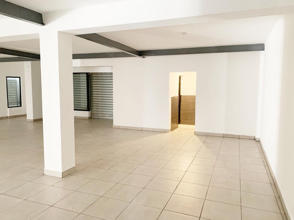 oficinas y locales comerciales - Local esquinero en Zona universitaria  4