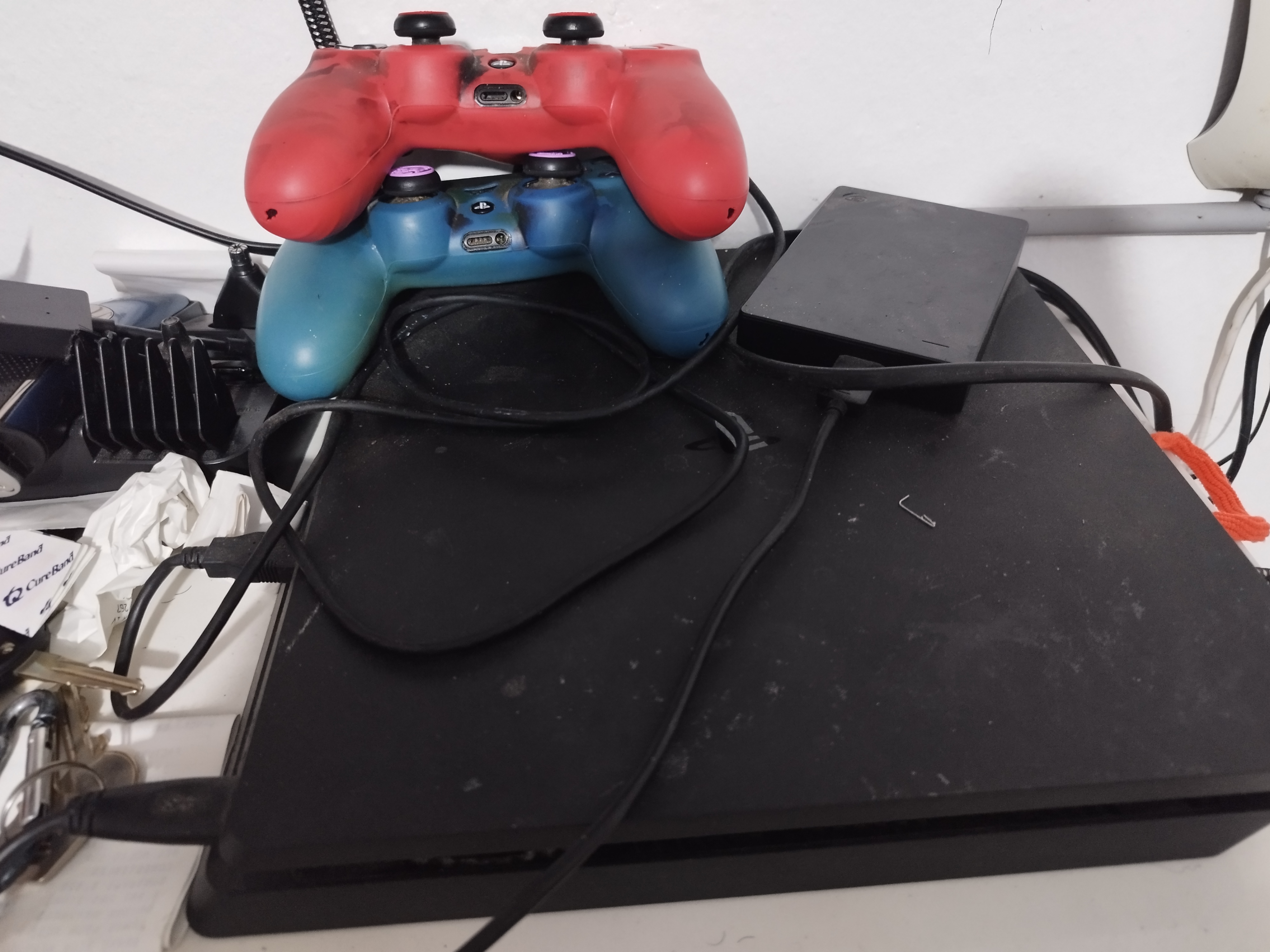 consolas y videojuegos - Vendo Playstation 4 Slim 1TB + 2 controles + disco externo de 1TB con 8 juegos 0