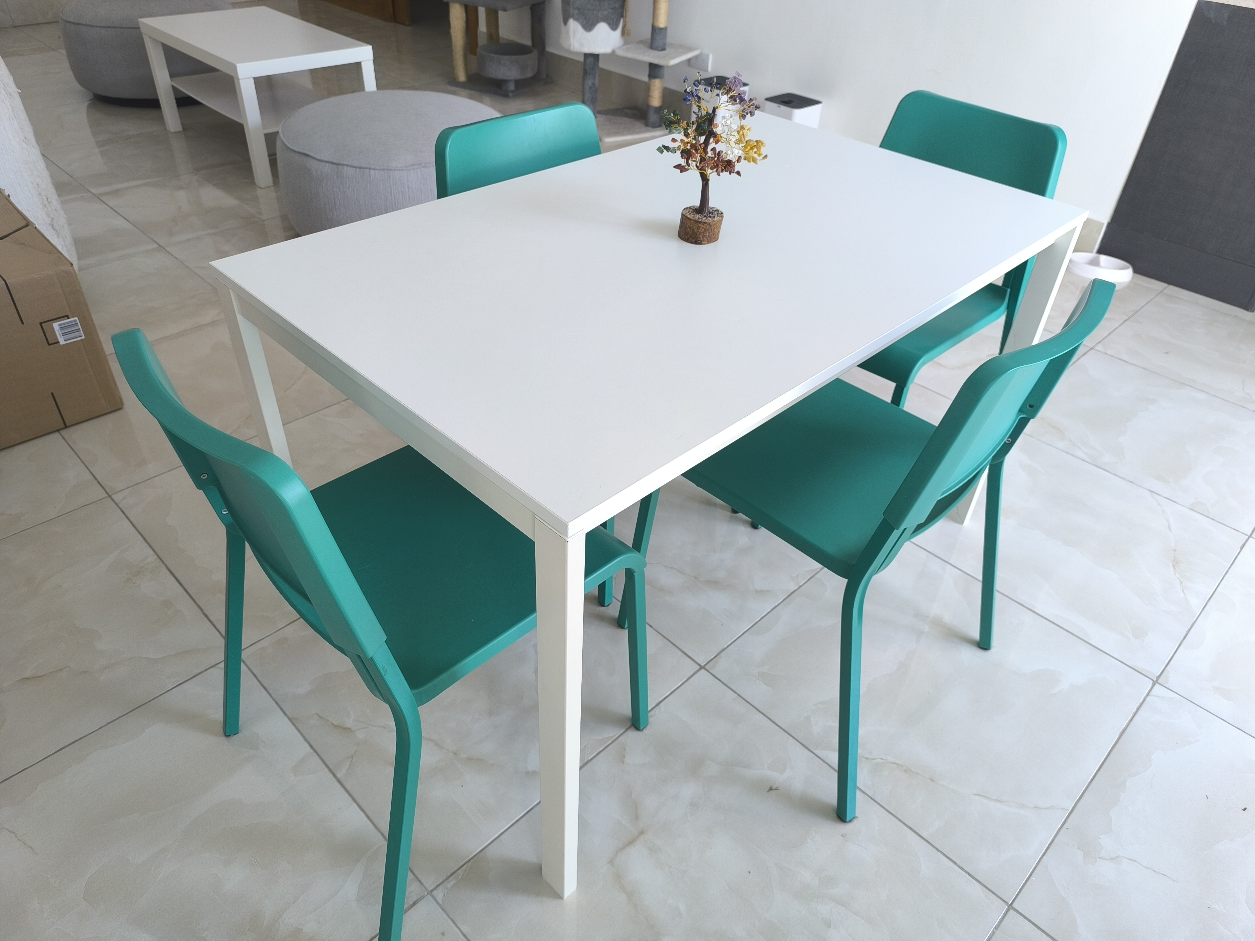 muebles y colchones - Mesa comedor blanca con 4 sillas  0