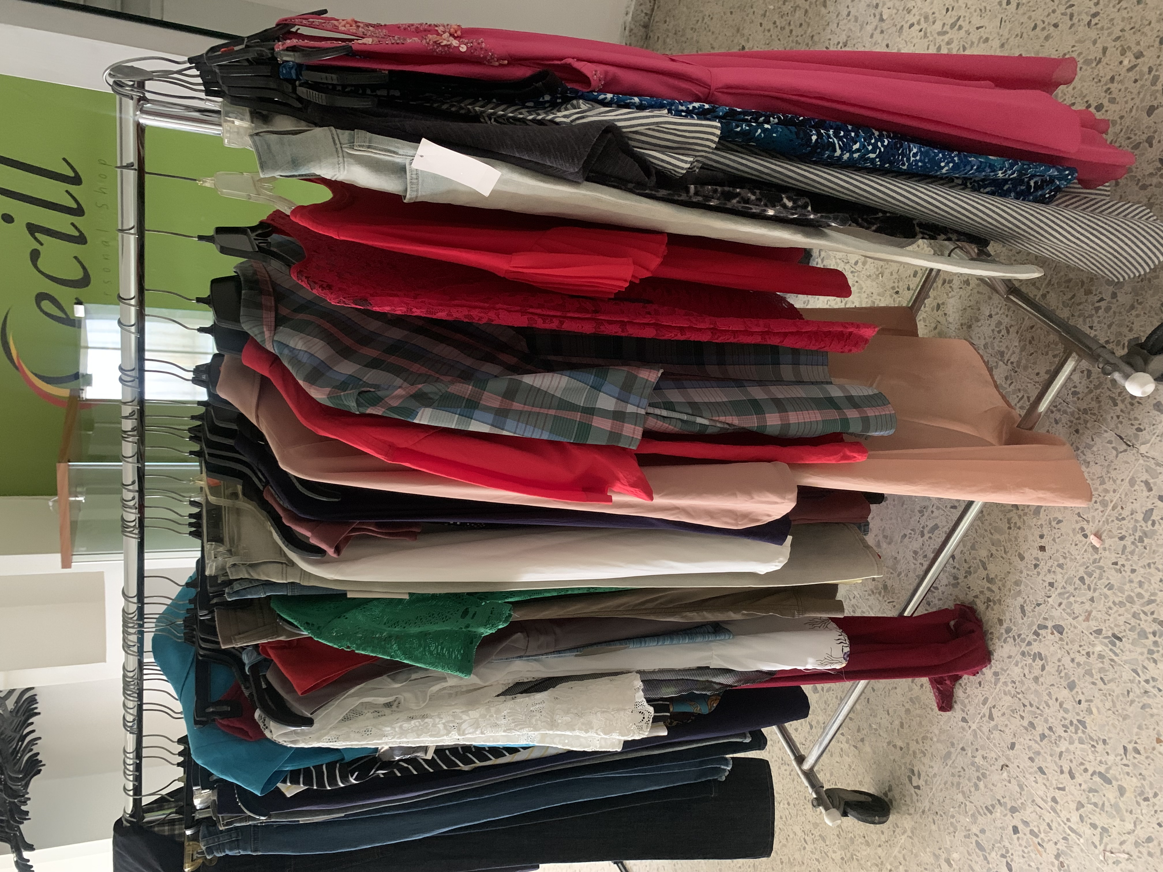 ropa para mujer - Rack de ruedas con mercancías  0