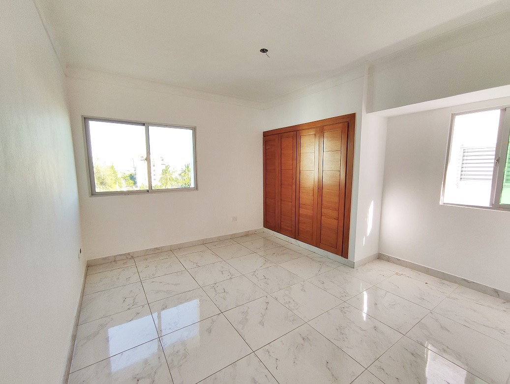apartamentos - Piso alto de venta en La Esmeralda 4