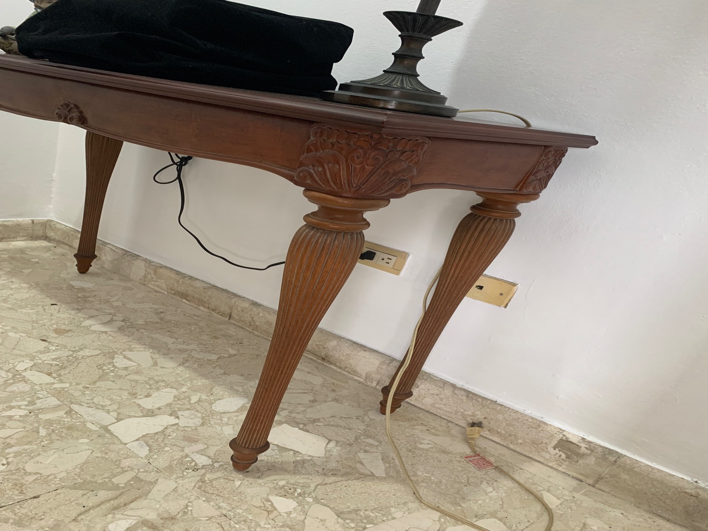 muebles y colchones - Mesa parson en madera sólida con detalles tallados  2