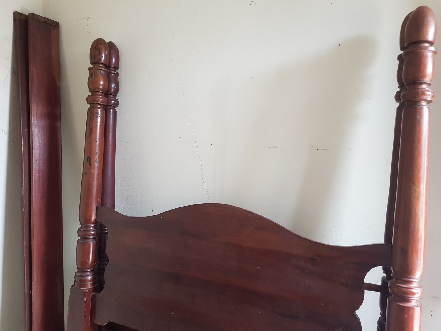muebles y colchones - Cama en caoba maciza centenaria, estilo antiguo.