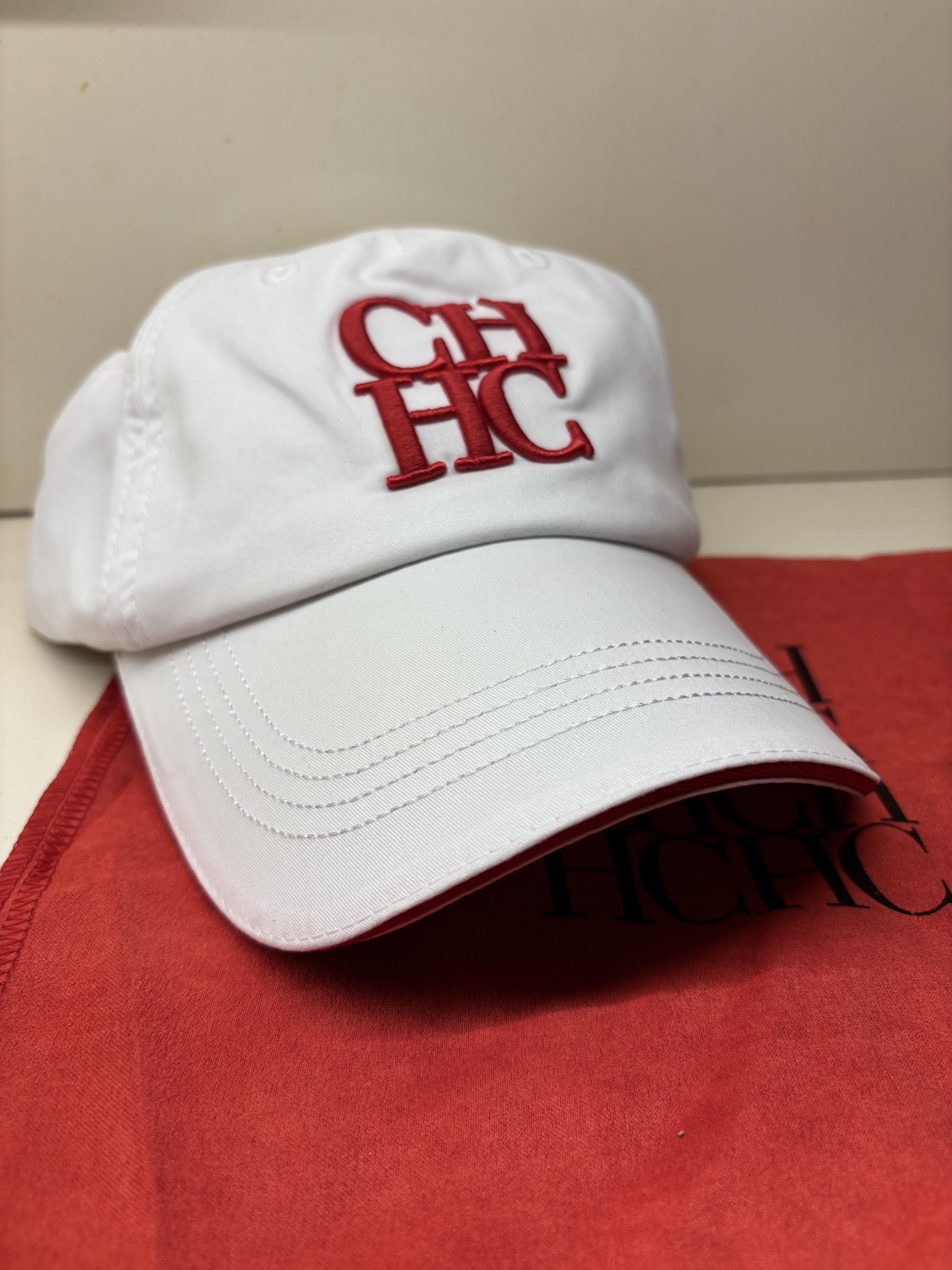 joyas, relojes y accesorios - Gorra Carolina Herrera CH blanca con rojo - UNISEX 1