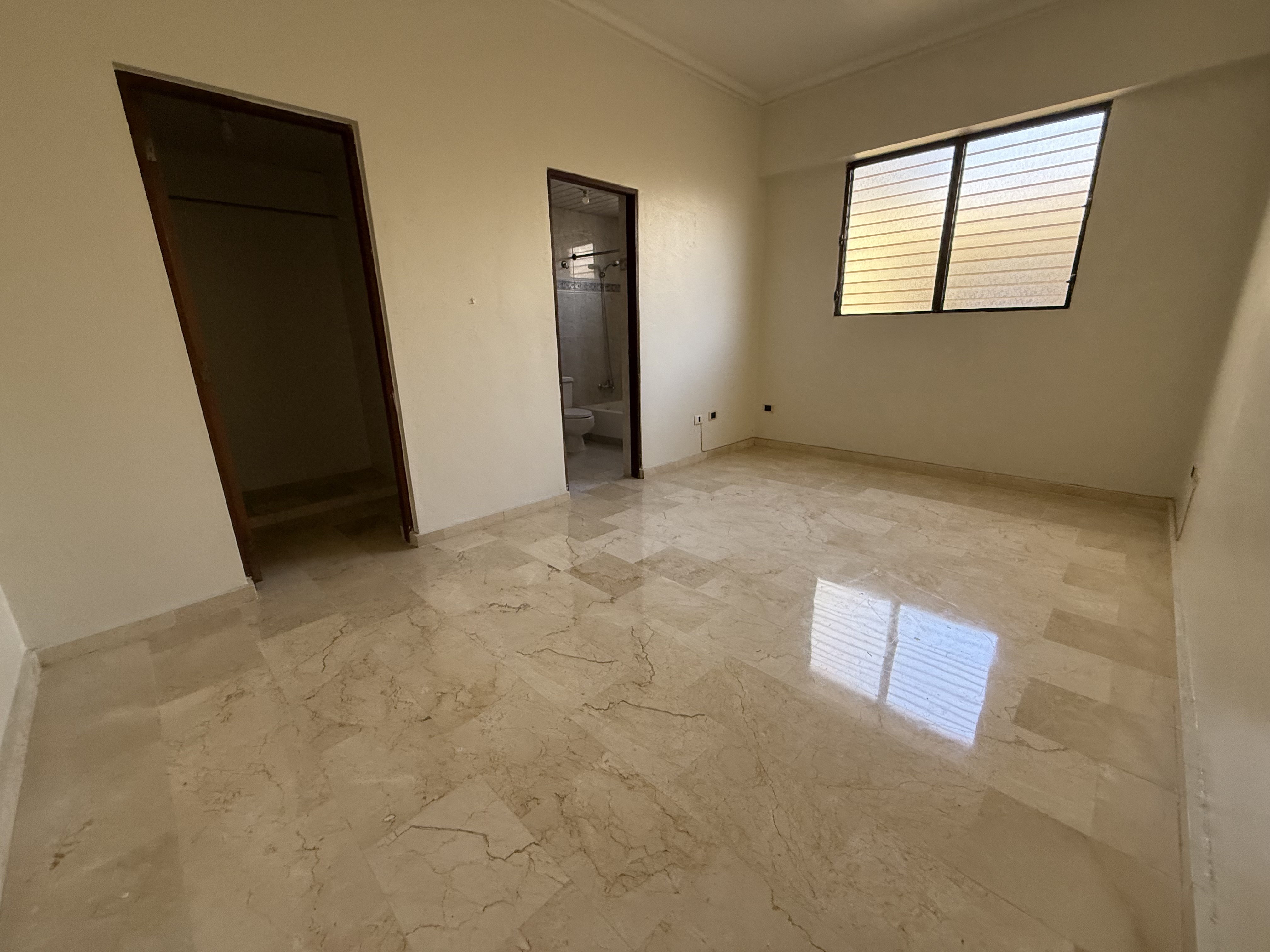 apartamentos - Alquiló Evaristo morales piso 4 tres hab con su ba 8
