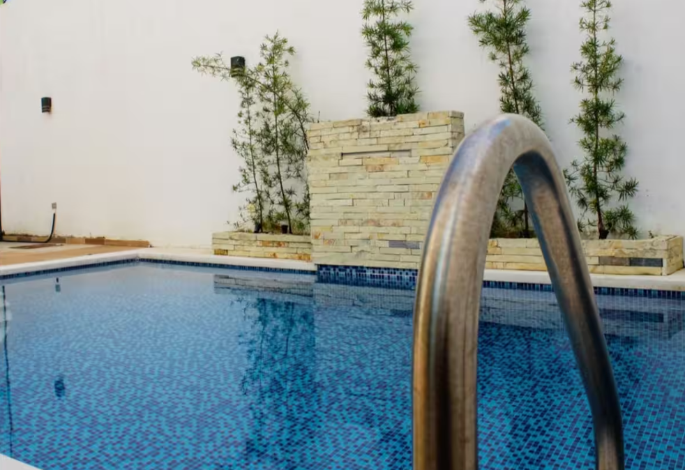 casas - ALQUILER | CASA AMUEBLADA DE 3 NIVELES CON PISCINA