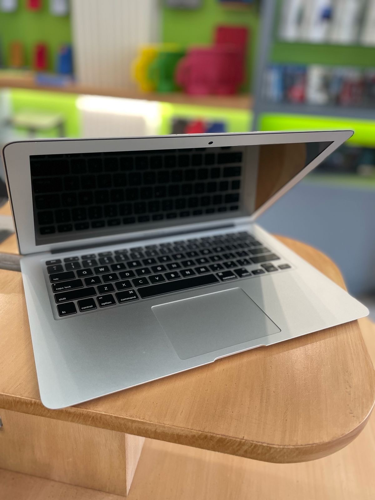 computadoras y laptops - MacBook Air 2017 i5 8Gb de ram 128Gb 8