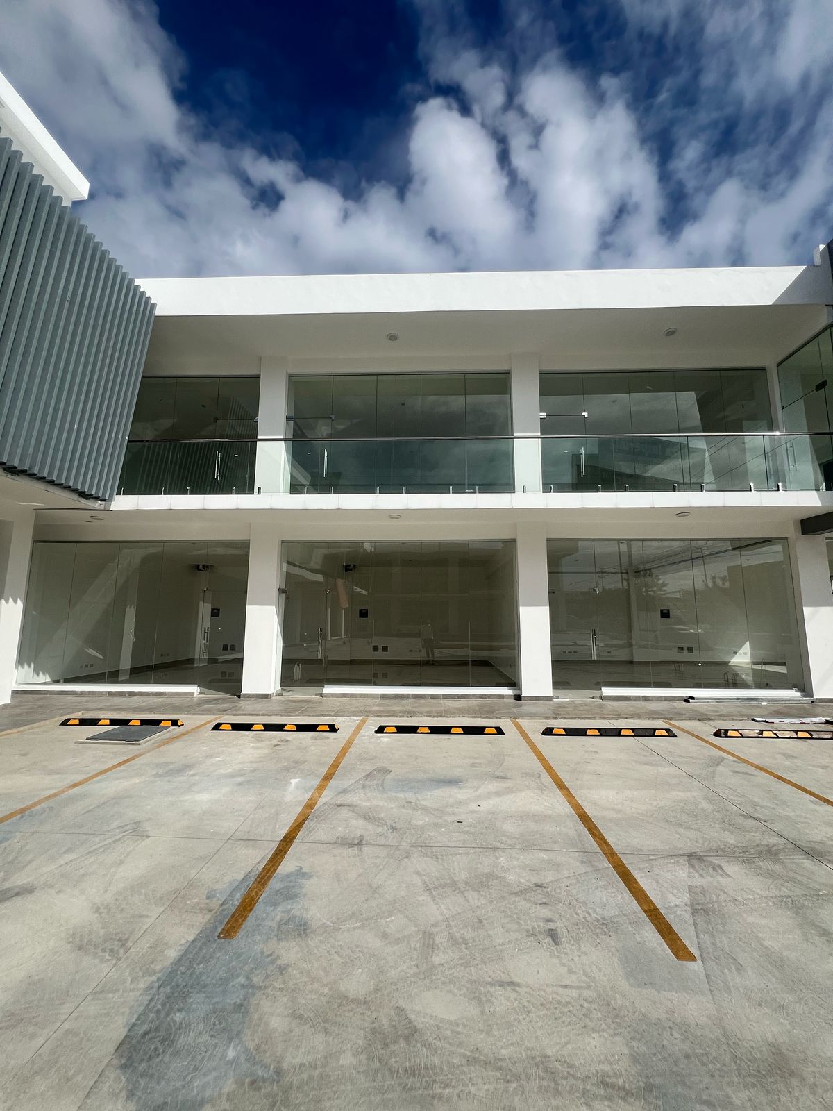 oficinas y locales comerciales - Locales en Villa Carmen Av. Charles de Gaulle  3