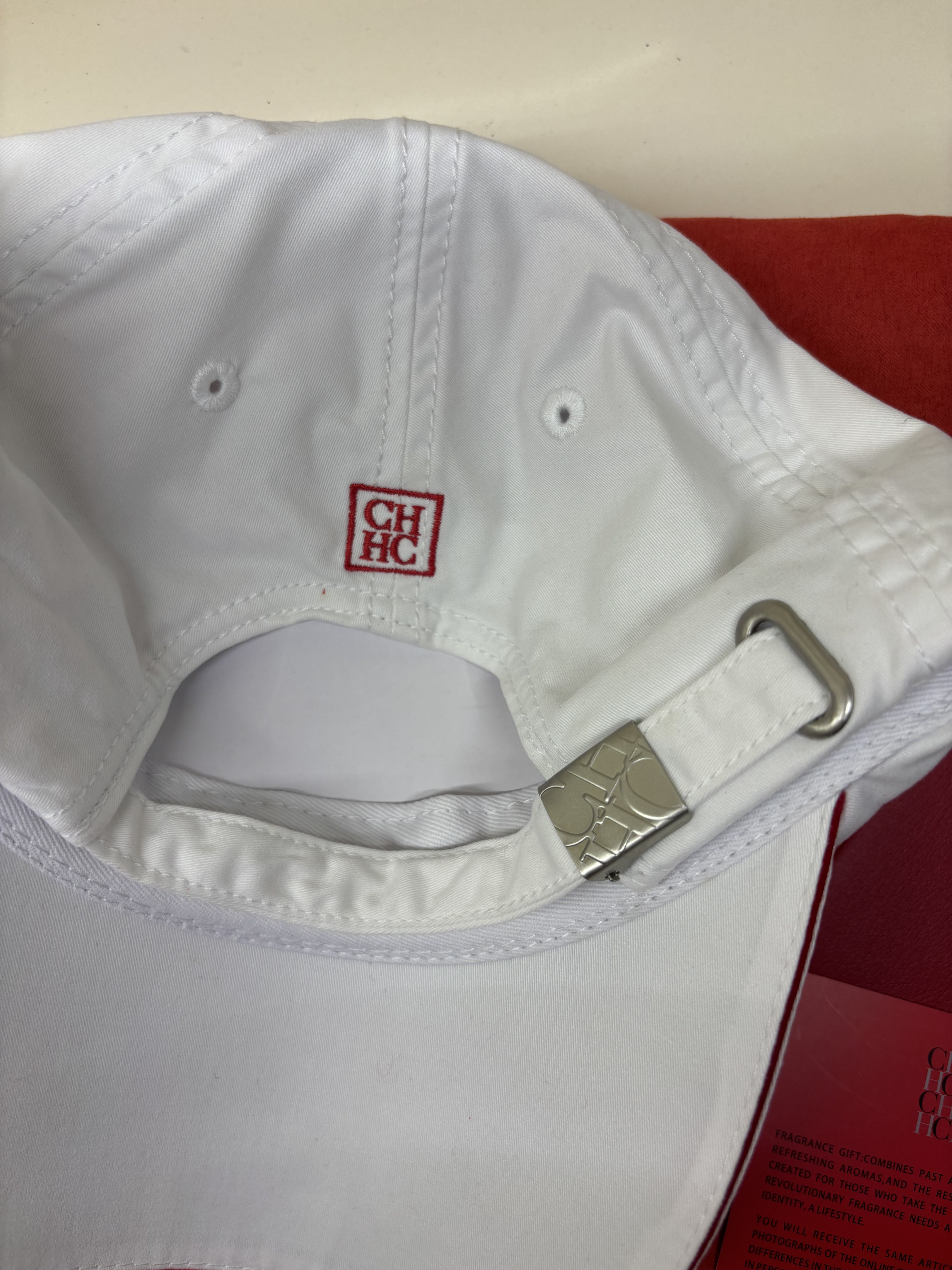 joyas, relojes y accesorios - Gorra Carolina Herrera CH blanca con rojo - UNISEX 2