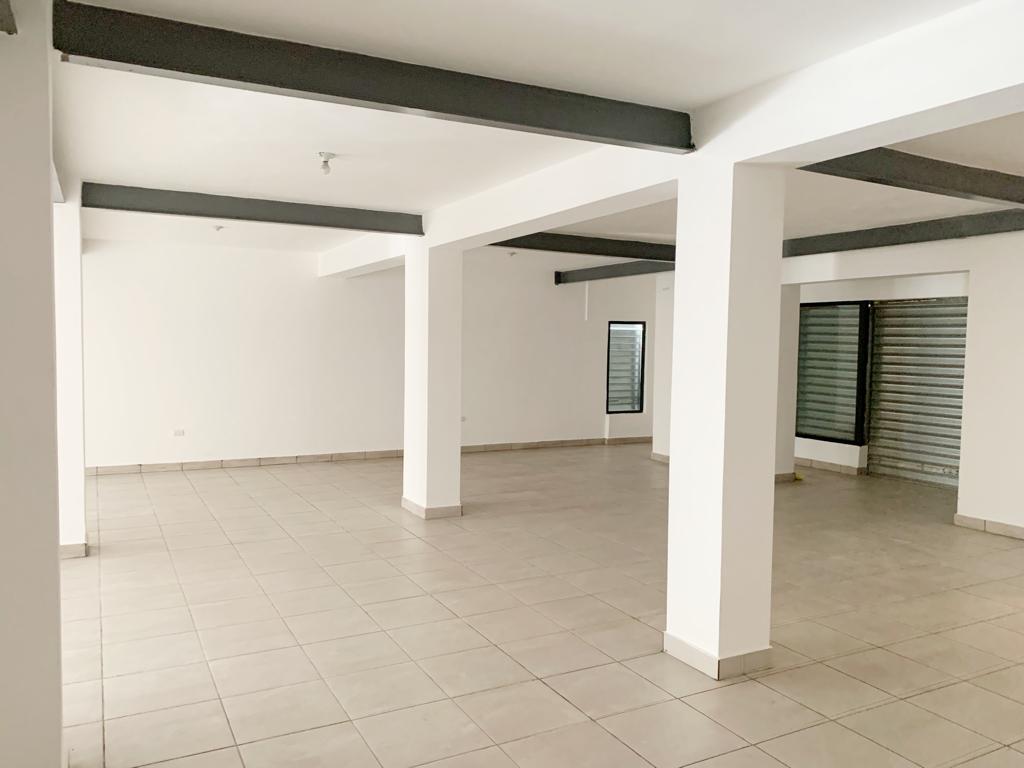 oficinas y locales comerciales - Local esquinero en Zona universitaria  2