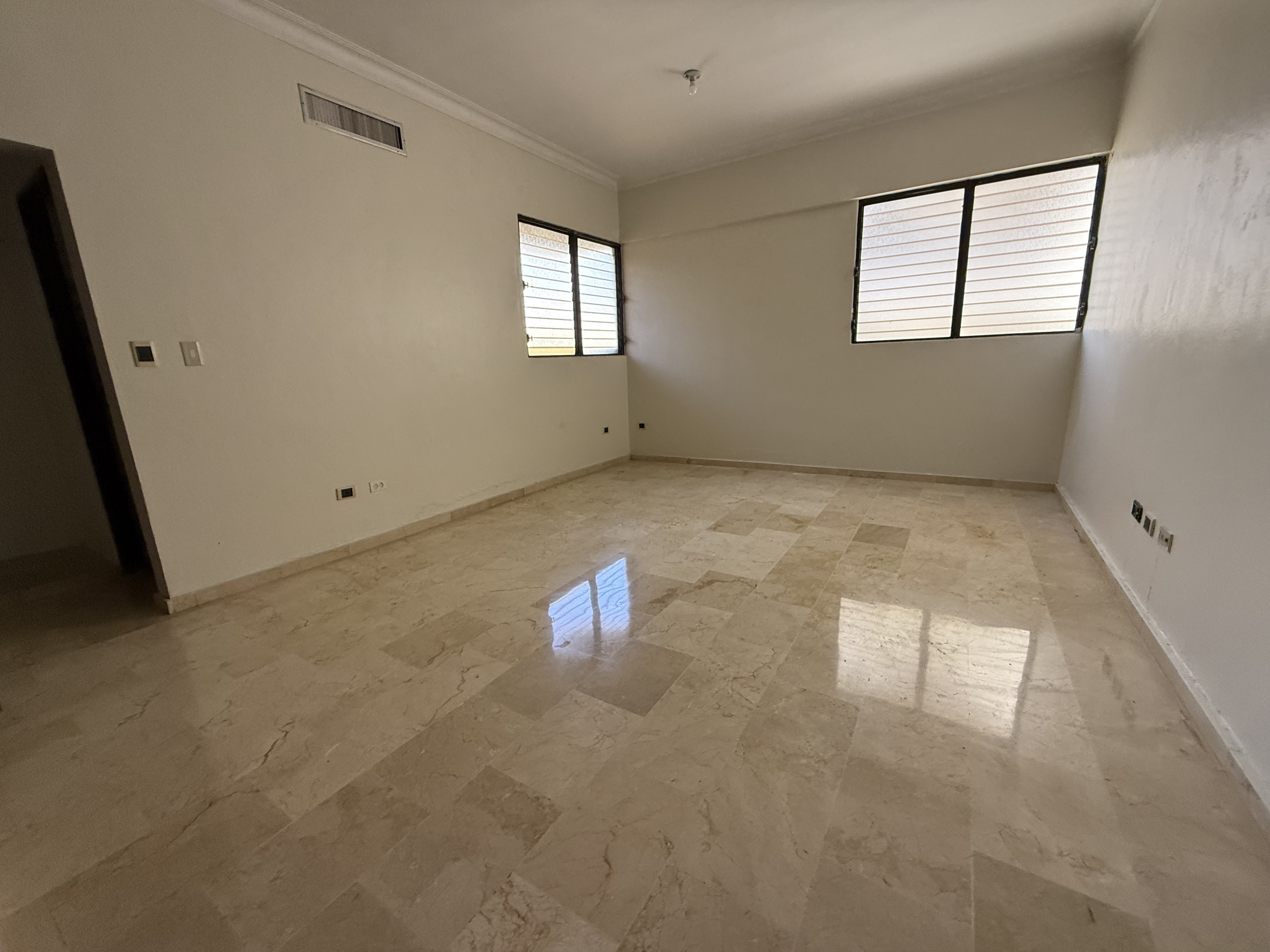 apartamentos - Alquiló Evaristo morales piso 4 tres hab con su ba 9