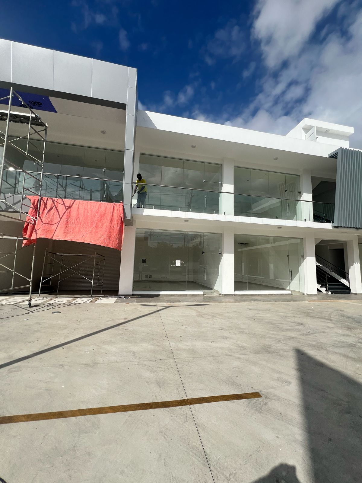 oficinas y locales comerciales - Locales en Villa Carmen Av. Charles de Gaulle  4