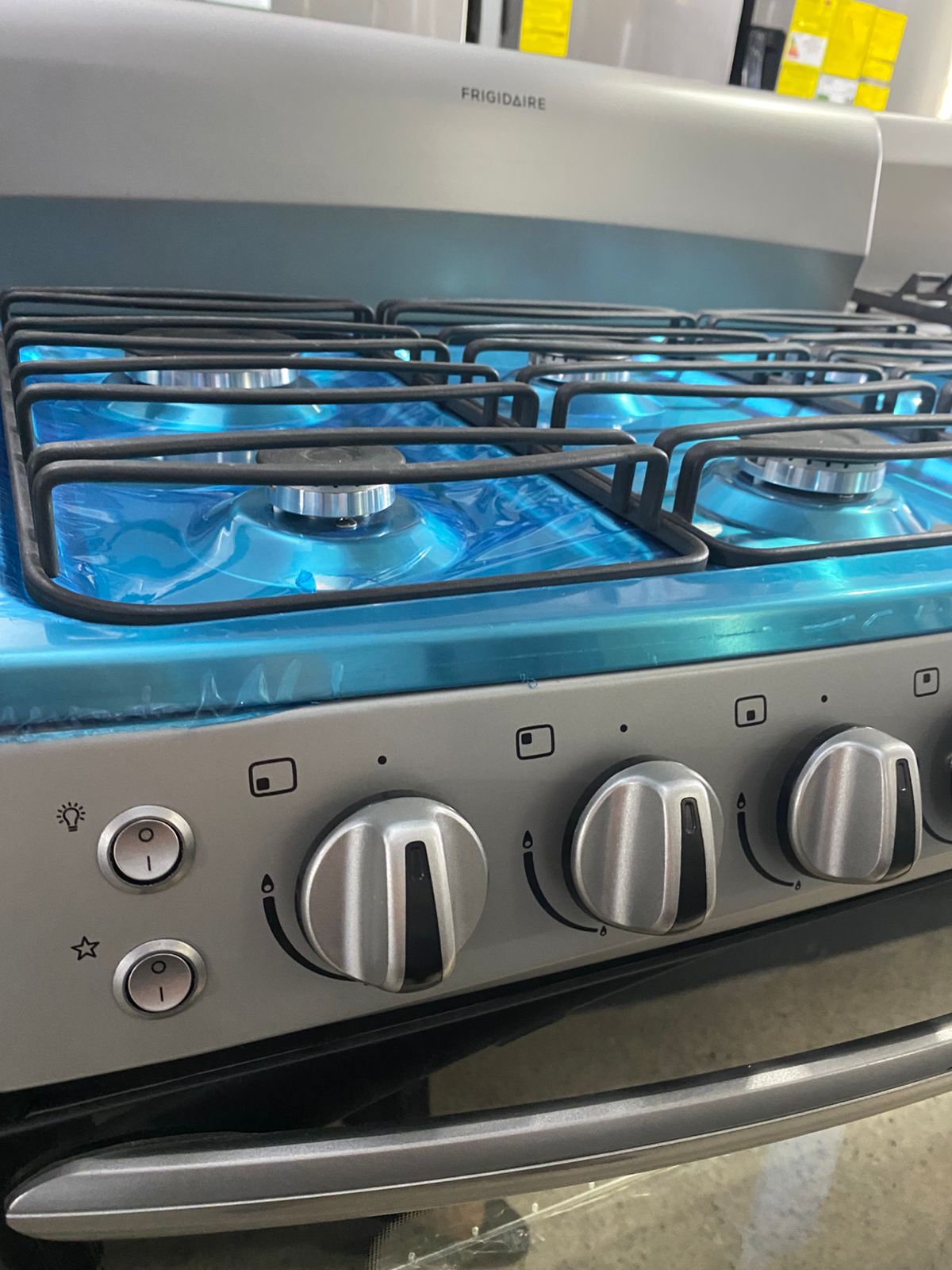 electrodomesticos - Estufa Frigidaire 30 pulgadas 
Modelo FKCJ30C3MDQG
Cuatro hornillas 4