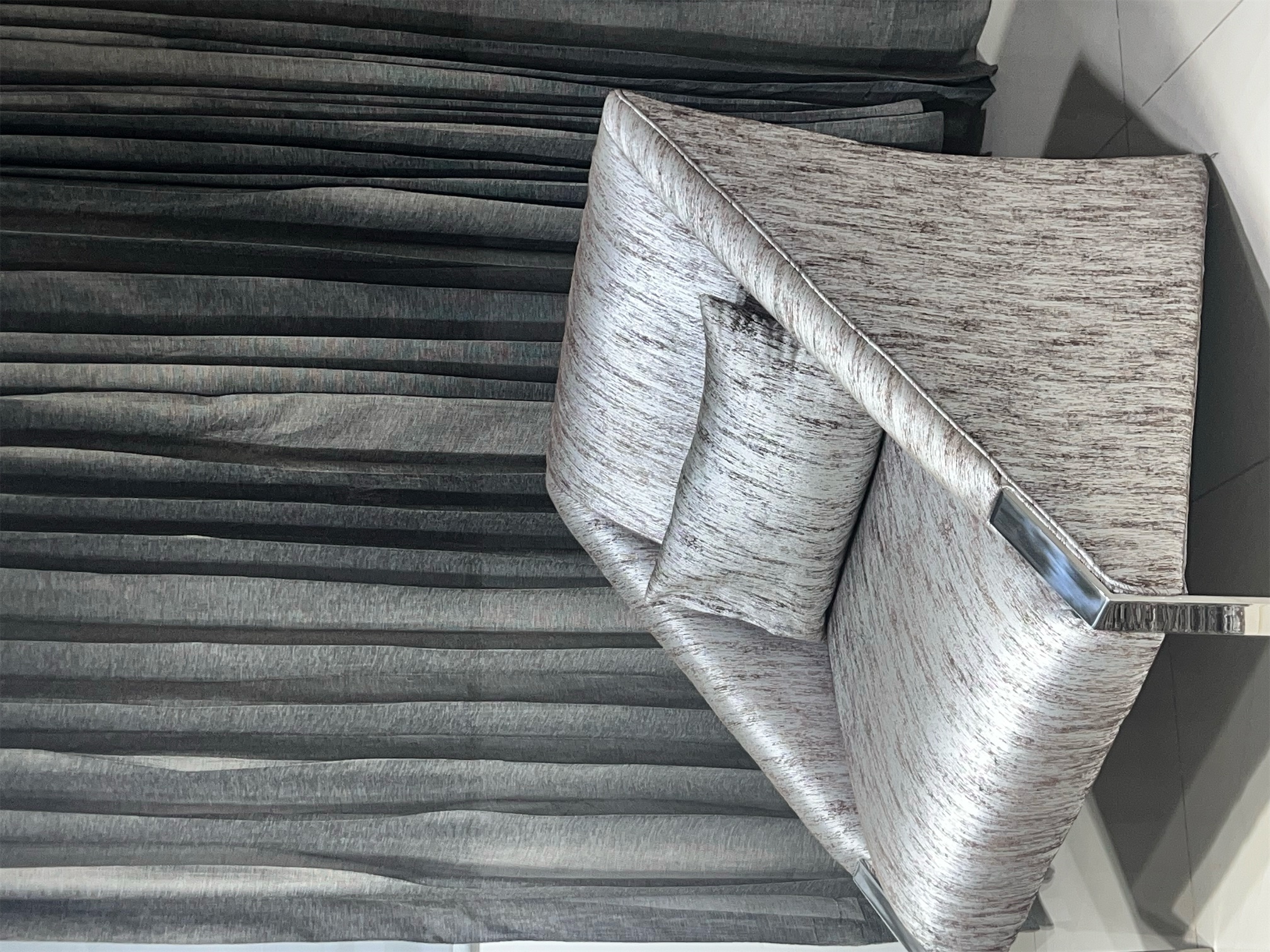 muebles y colchones - Vendo butacas de sala color gris, modernas y elegantes. 3