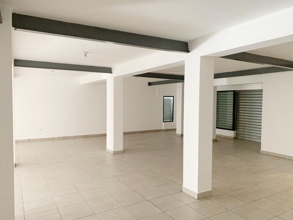 oficinas y locales comerciales - Local esquinero en Zona universitaria  3