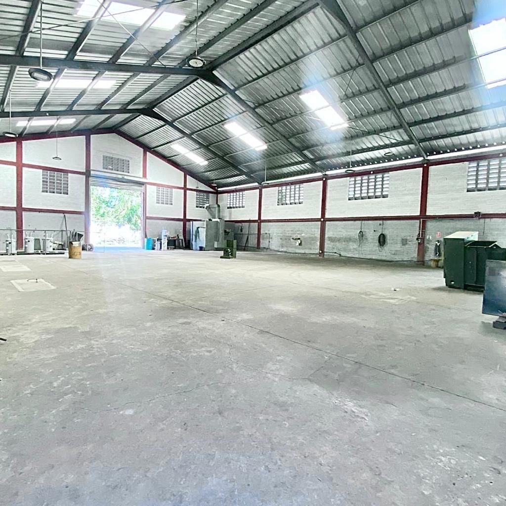 oficinas y locales comerciales - Se alquila nave industrial en el Merca Santo Domingo  0