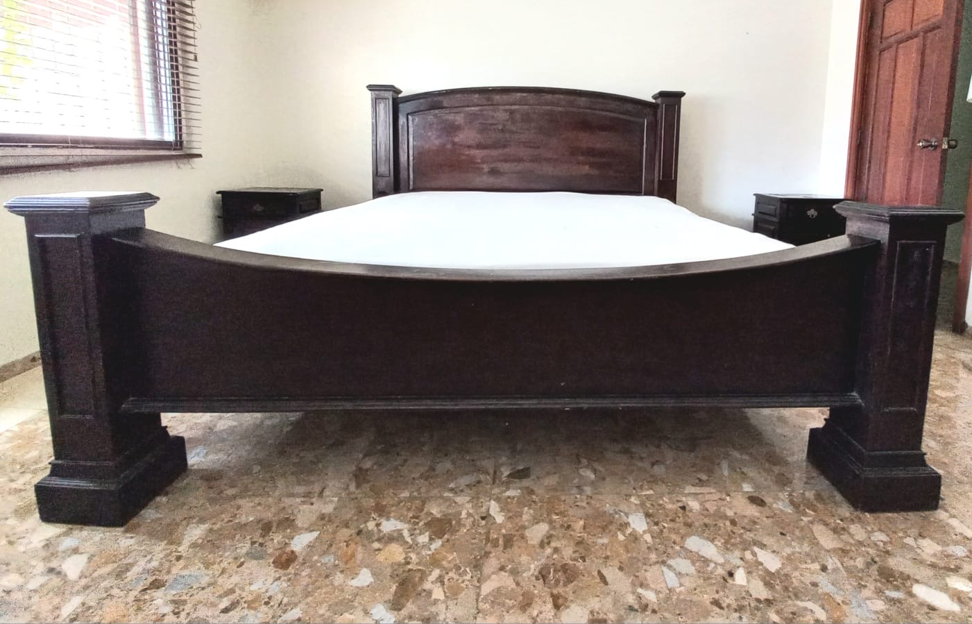 muebles y colchones - Cama King de Caoba en oportunidad  0