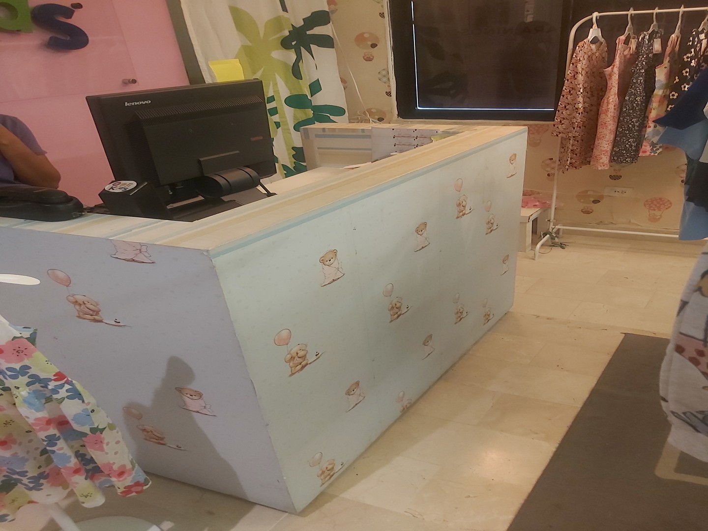 oficinas y locales comerciales - Traspaso tienda de ropa de niños por motivo de viaje Con todo!  3