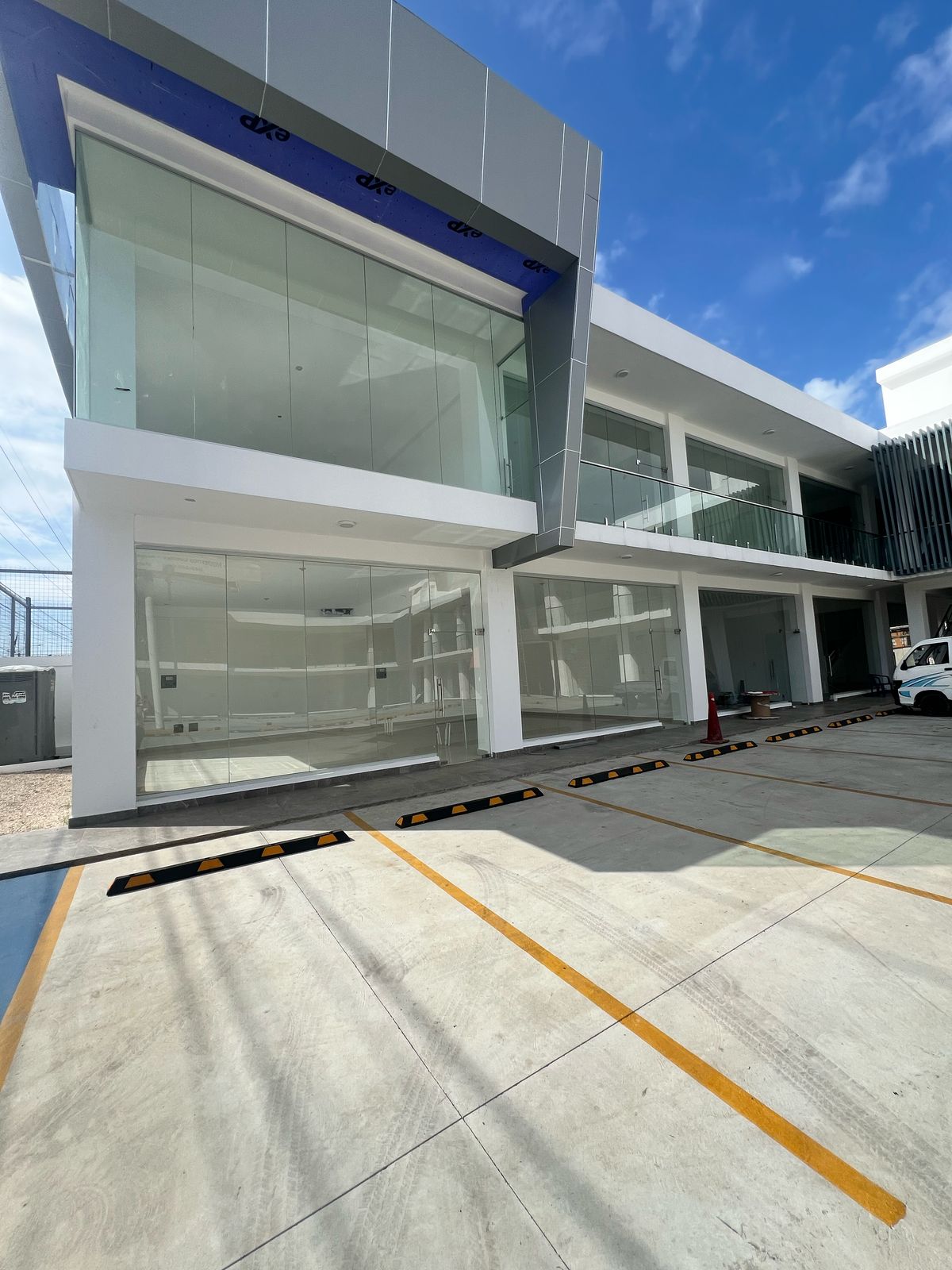oficinas y locales comerciales - Locales en Villa Carmen Av. Charles de Gaulle  5