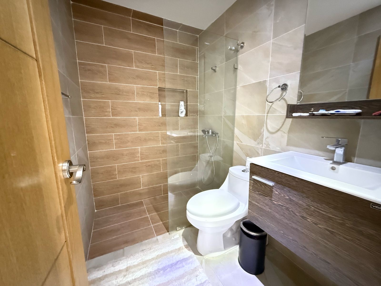 apartamentos - Vendo apartamento en el millón tres hab 2.5 baños  8