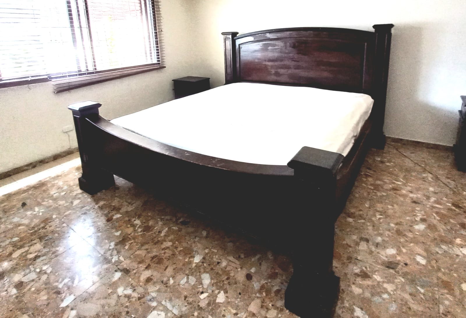 muebles y colchones - Cama King de Caoba en oportunidad  1