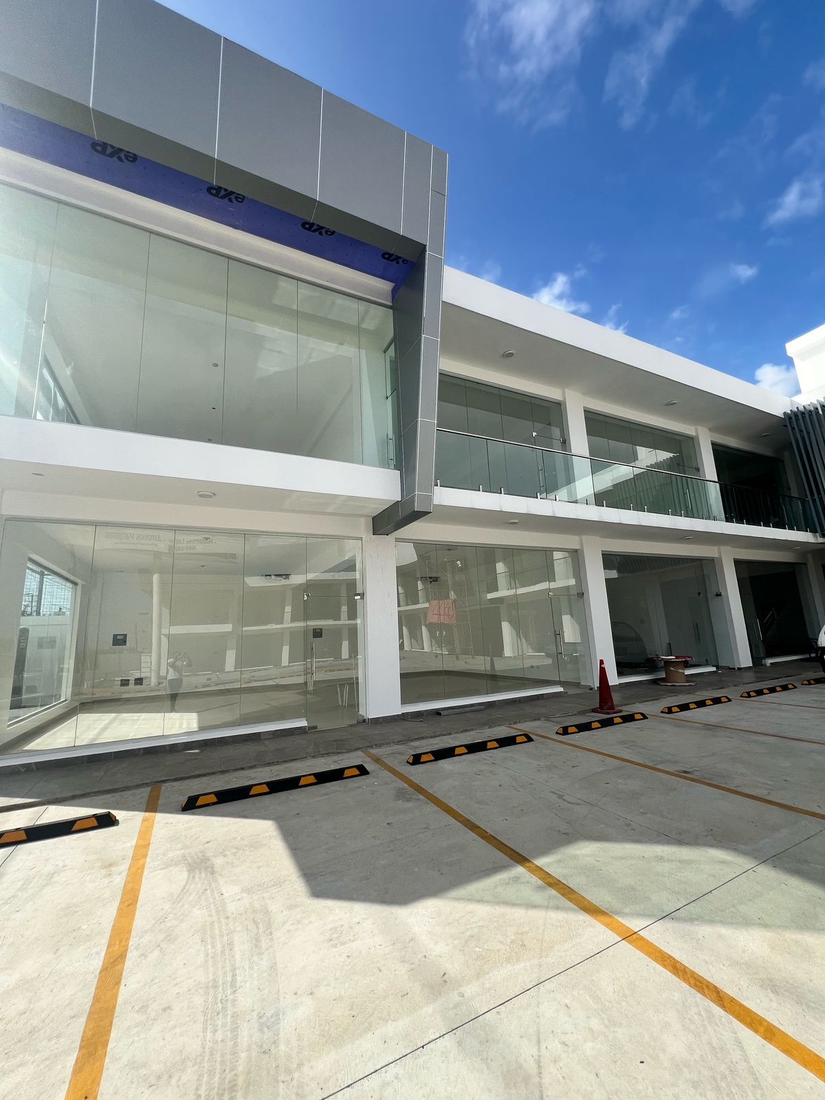 oficinas y locales comerciales - Locales en Villa Carmen Av. Charles de Gaulle  6