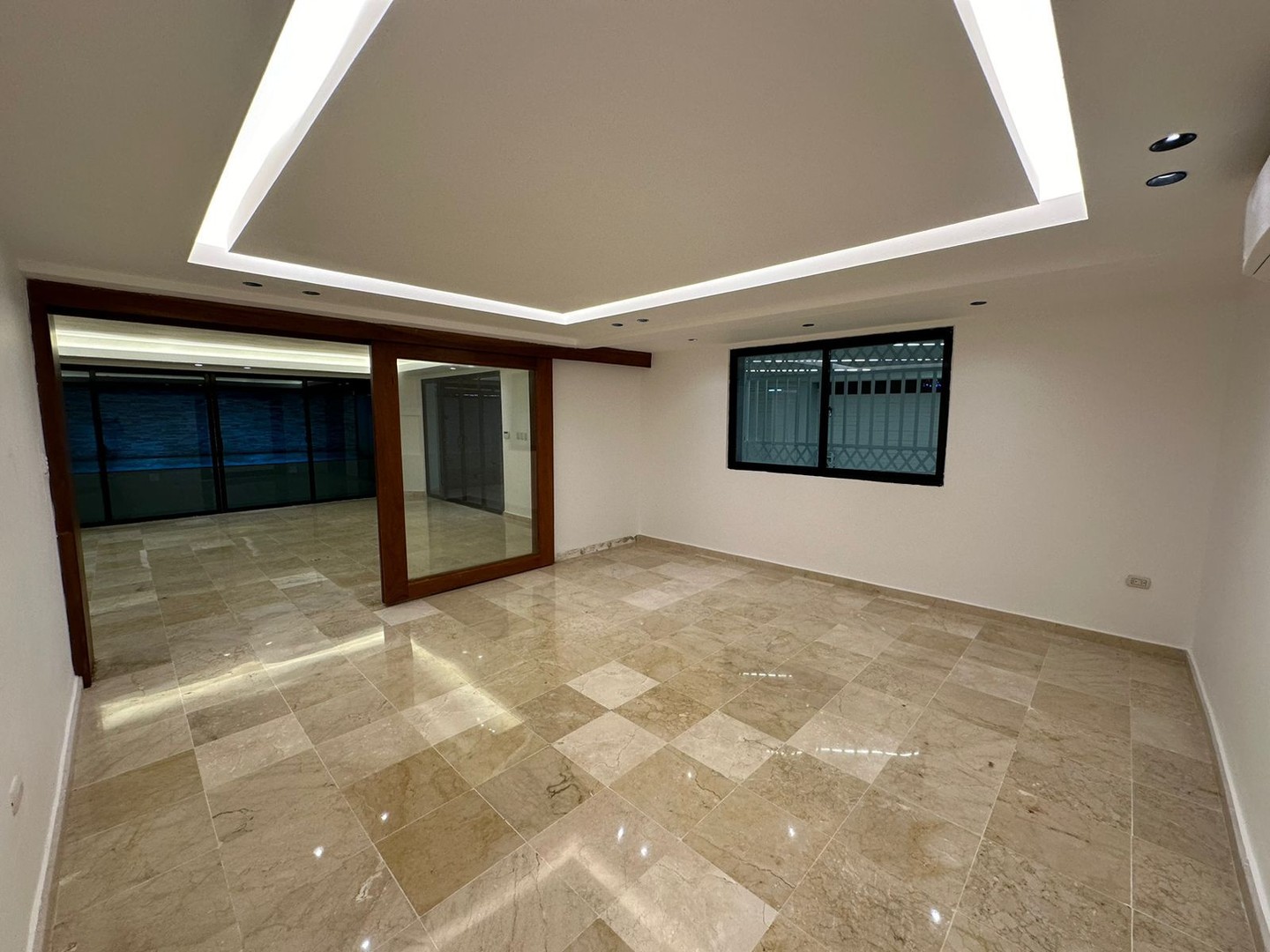 casas - Bella Vista casa con linea blanca 4 habitaciones 4.5 baños 5 parqueos 7