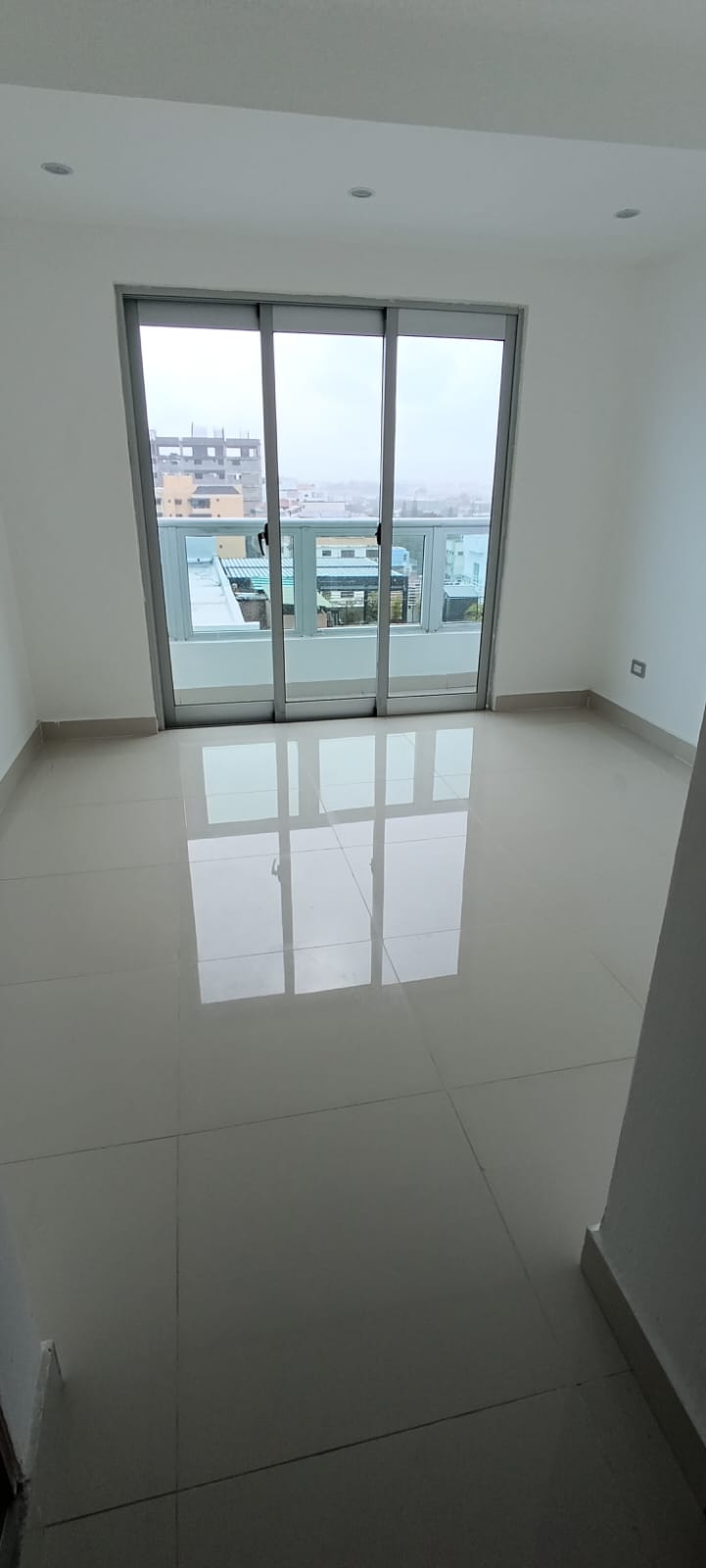 apartamentos - Renacimiento Amplio apartamento con excelente distribución 3hab 4