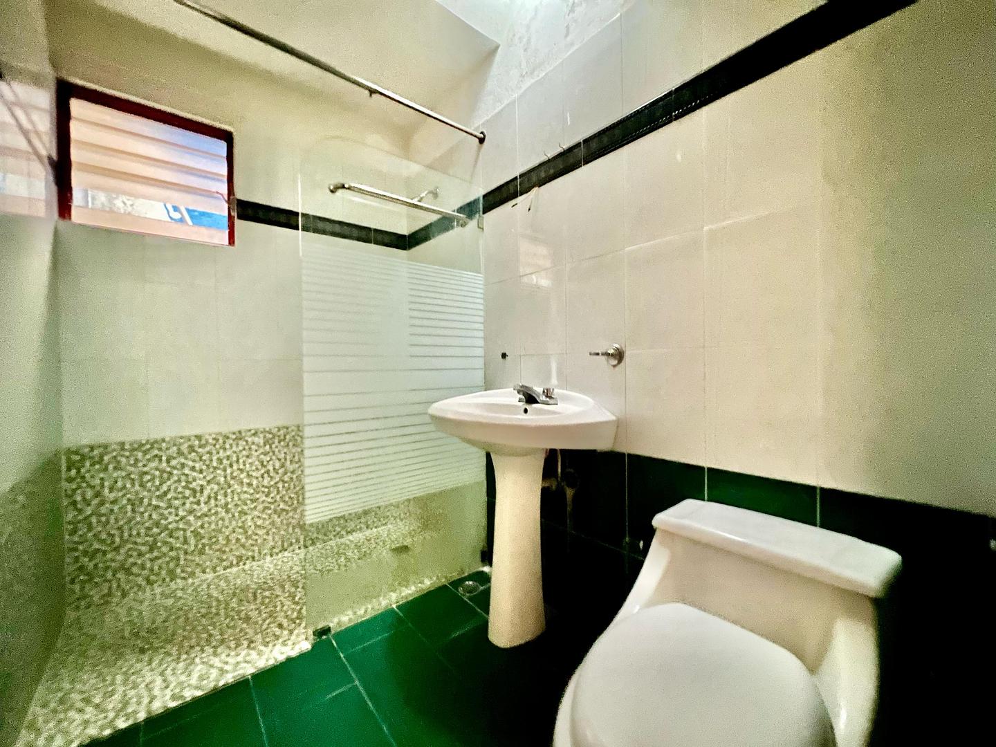 apartamentos - Amplio Apartamento en alquileren el Ens. Paraiso, consta de: 2