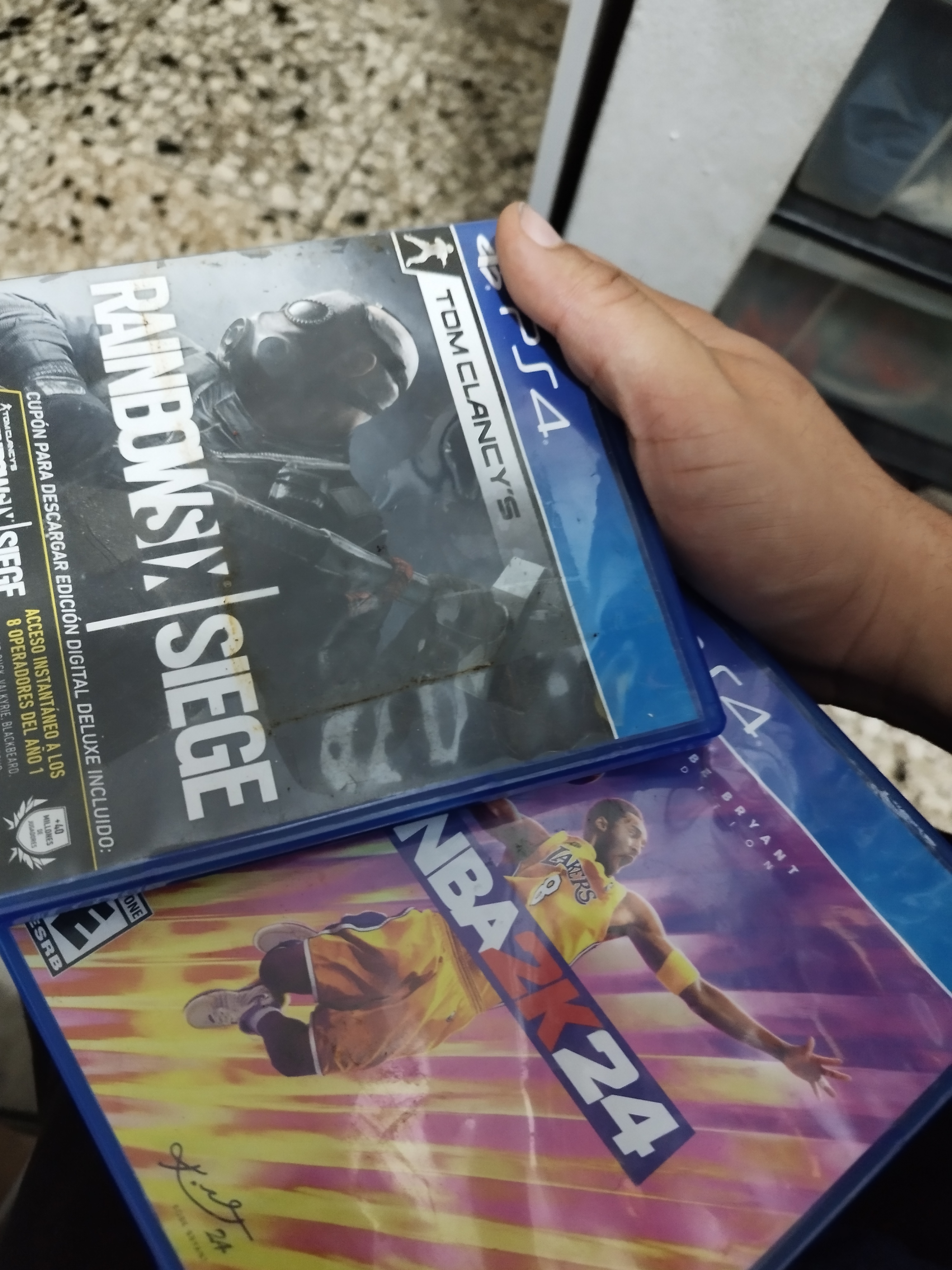 consolas y videojuegos - Vendo Playstation 4 Slim 1TB + 2 controles + disco externo de 1TB con 8 juegos 1