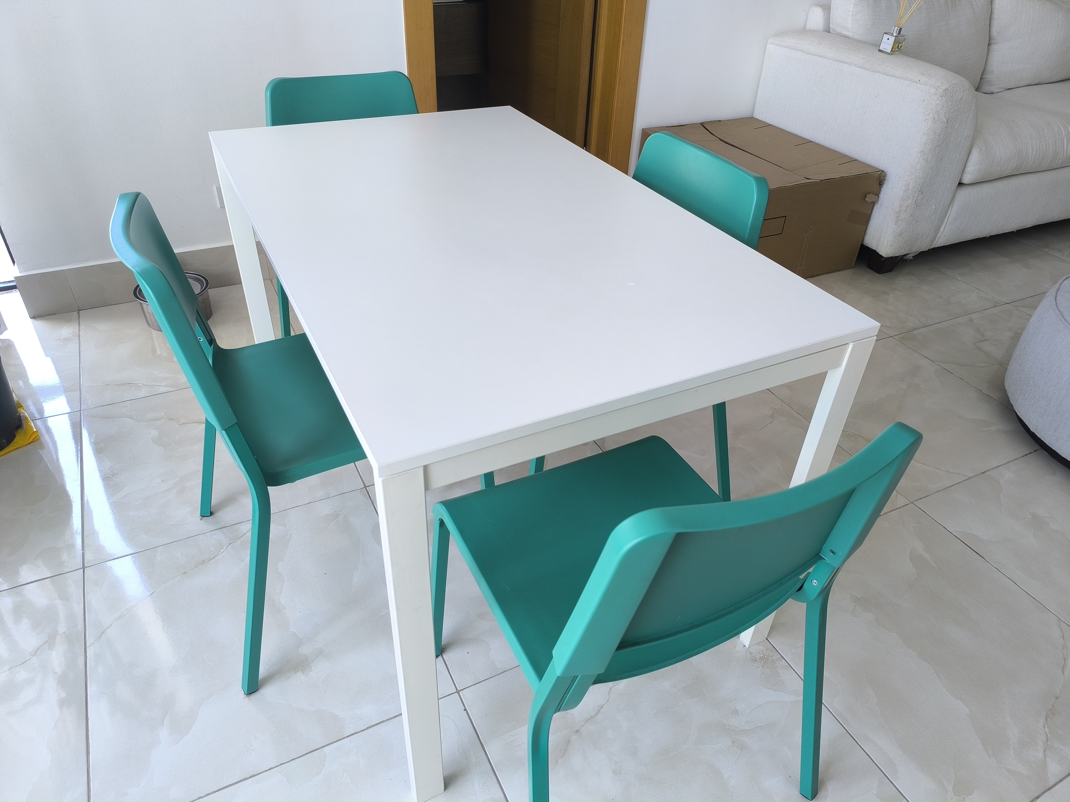 muebles y colchones - Mesa comedor blanca con 4 sillas  1