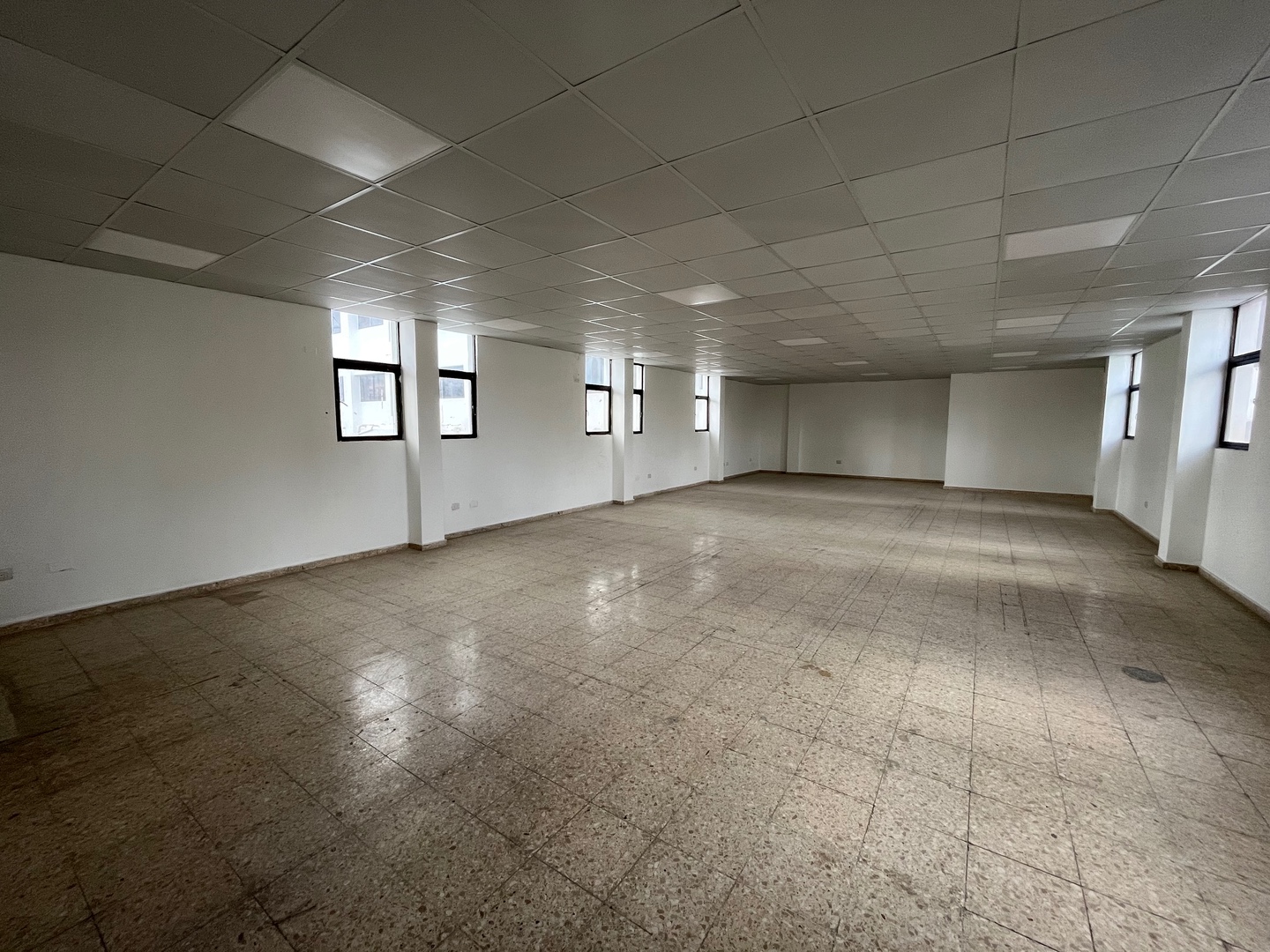 oficinas y locales comerciales - Local comercial de 109m2 en plaza en Naco 0