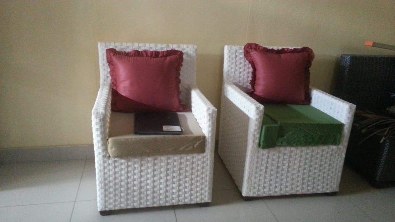 muebles y colchones - 2 Asientos de EXTERIOR + MESA RATTAN 2